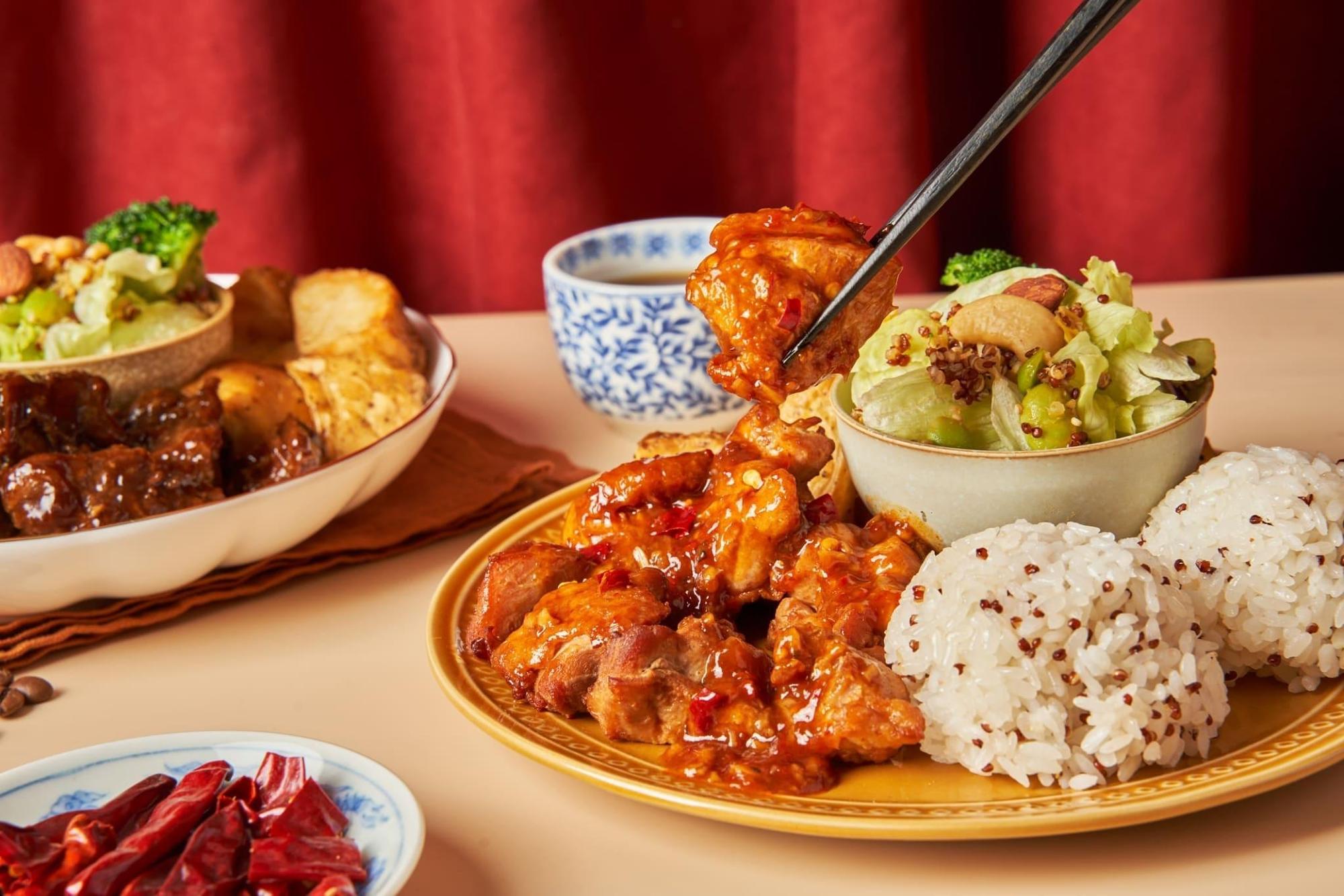 左宗棠雞藜麥飯套餐的雞肉軟嫩，滋味甜酸微辣，很下飯。（270元／份）