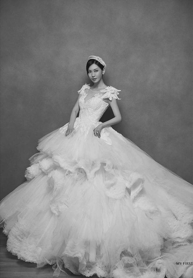 金素妍在《Penthouse:上流戰爭》曾多次穿Bridal Kong禮服。(網路圖片)