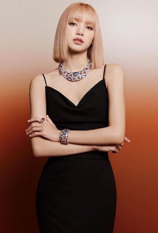 BLACKPINK成員Lisa拍頂奢珠寶廣告時穿的也是Bridal Kong。(網路圖片)