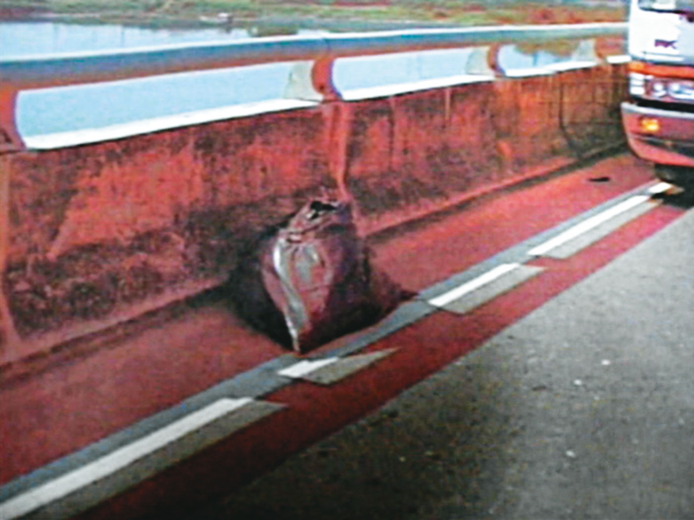 胡姓女子遇害後被裝進大型塑膠袋，棄置於高屏溪上的雙園大橋護欄旁。（東森新聞提供）