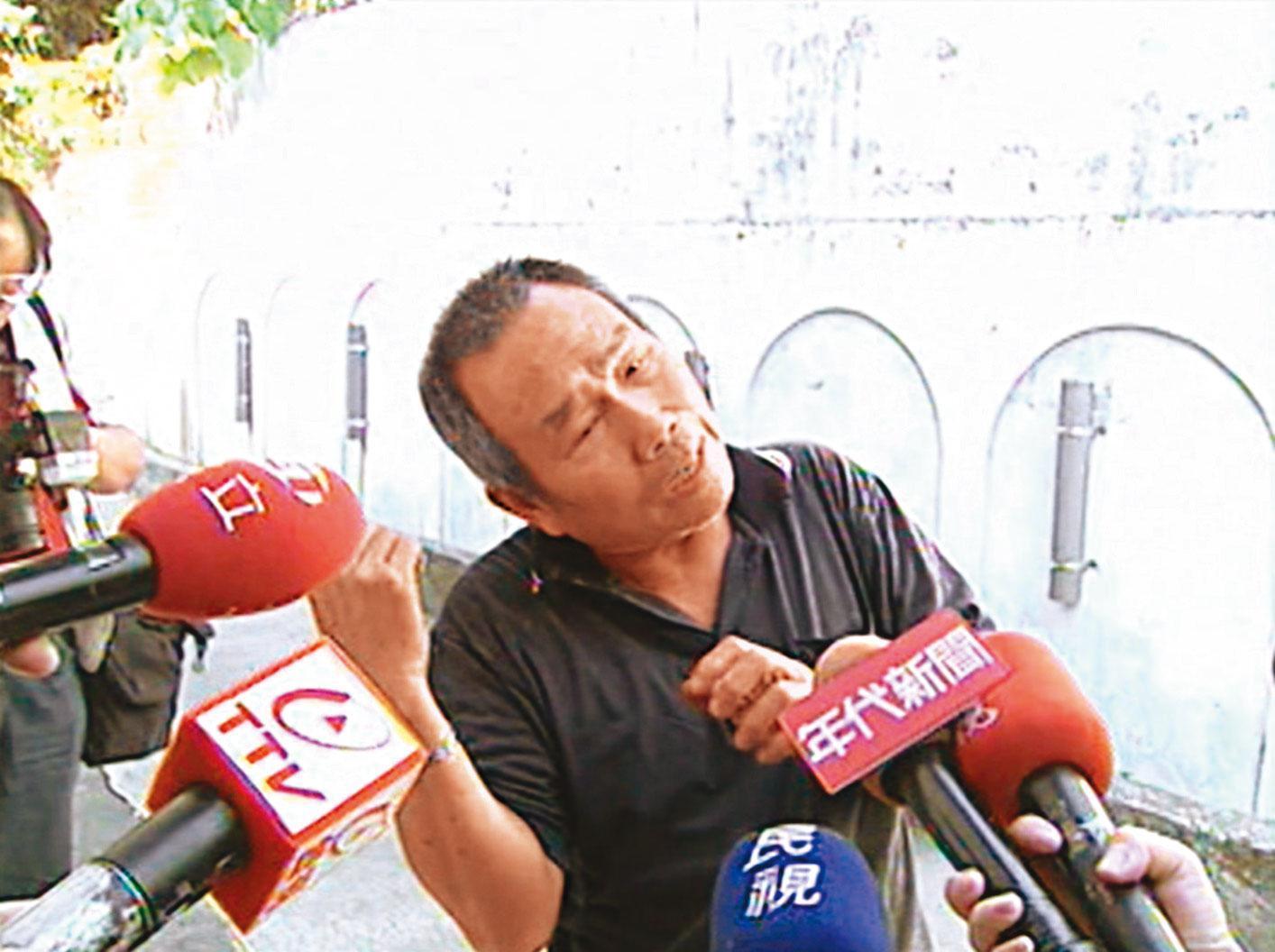 掃街車司機（圖）在雙園大橋上發現屍袋，嚇得趕緊報警。（東森新聞提供）