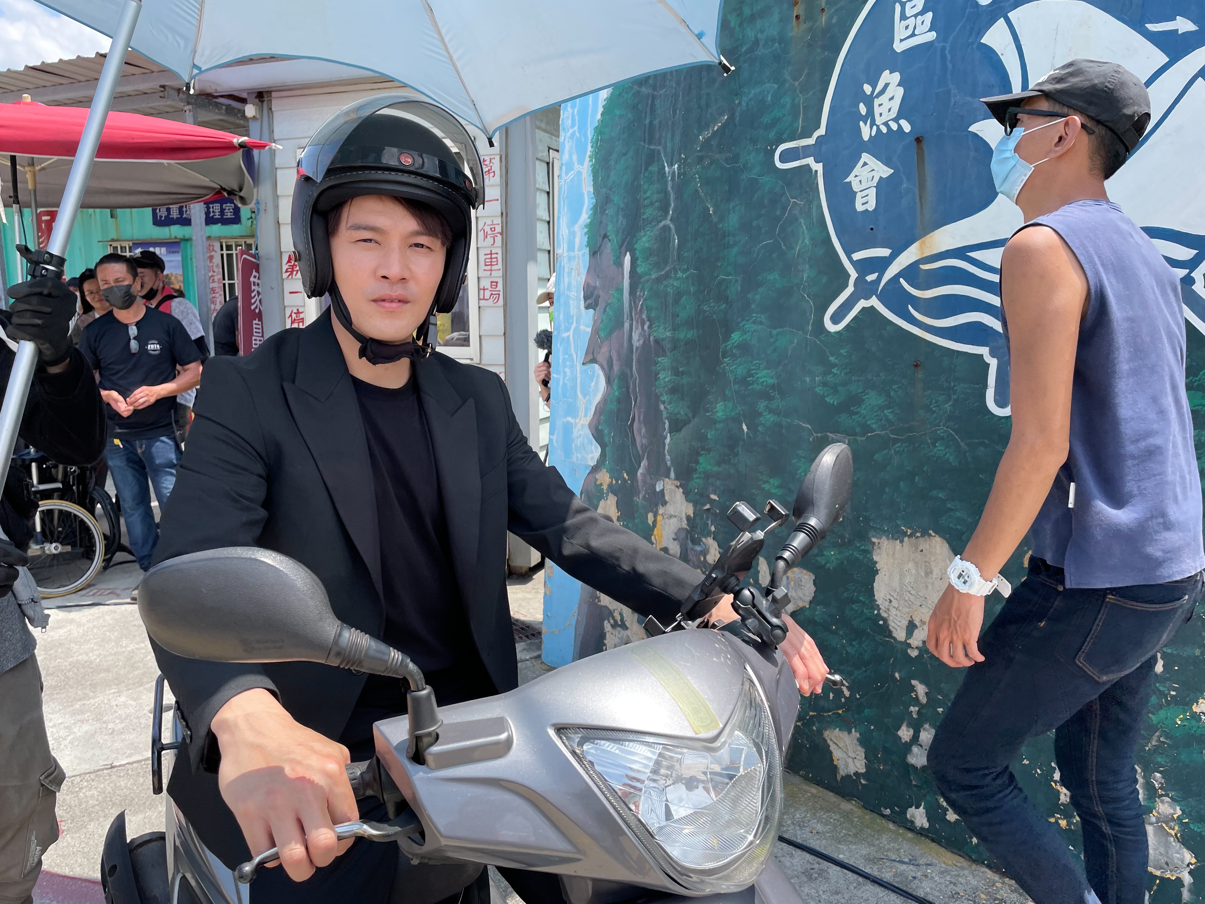 《黃金歲月》黃文星在漁港邊騎機車追捕吳皓昇。(民視提供)