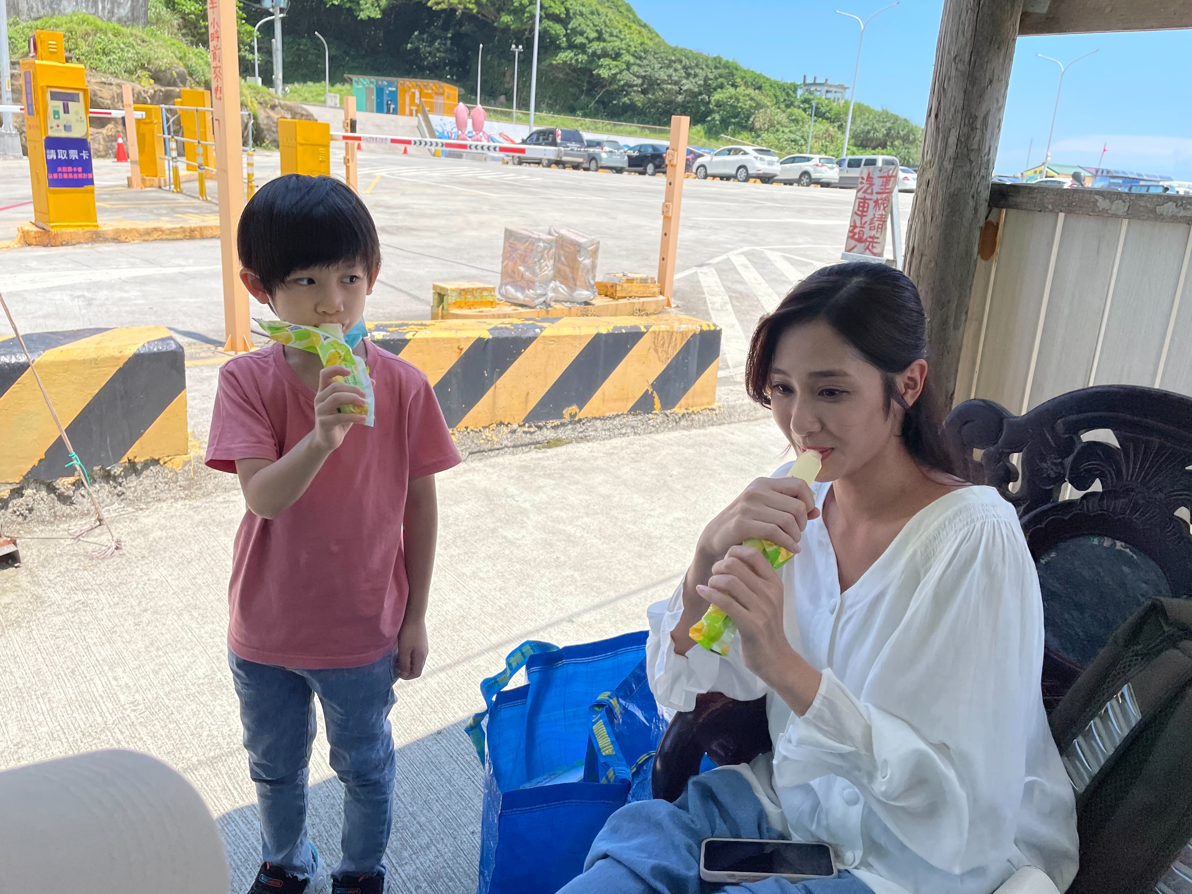 《黃金歲月》邱子芯跟童星宇軒趁拍攝空檔先吃冰消暑。(民視提供)