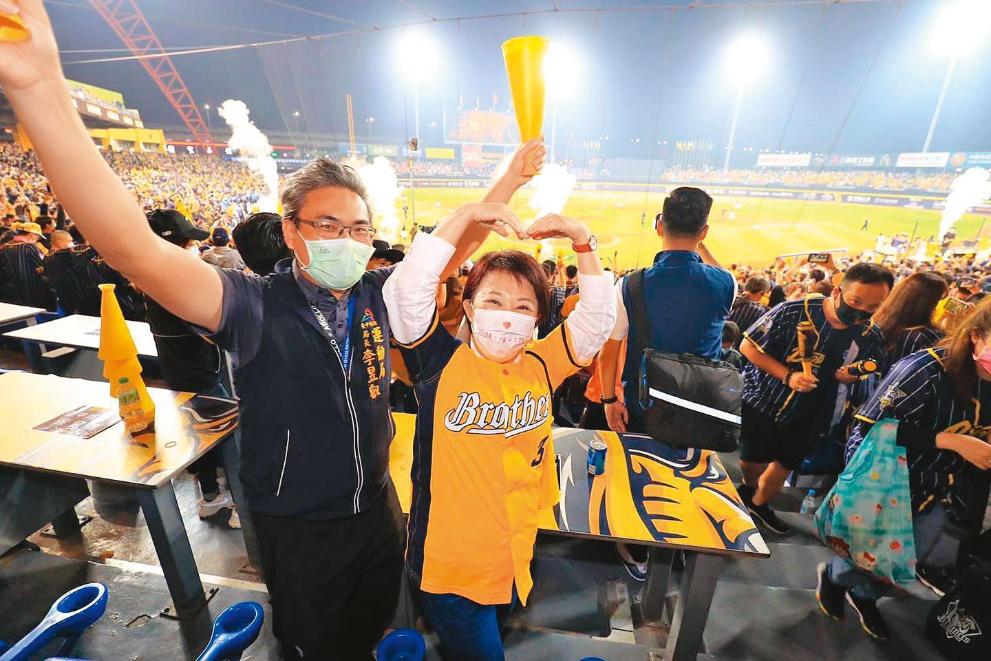 台中市運動局長李昱叡（左）行程滿檔，也曾陪市長盧秀燕（右）觀看球賽。（翻攝臺中酷運動臉書）