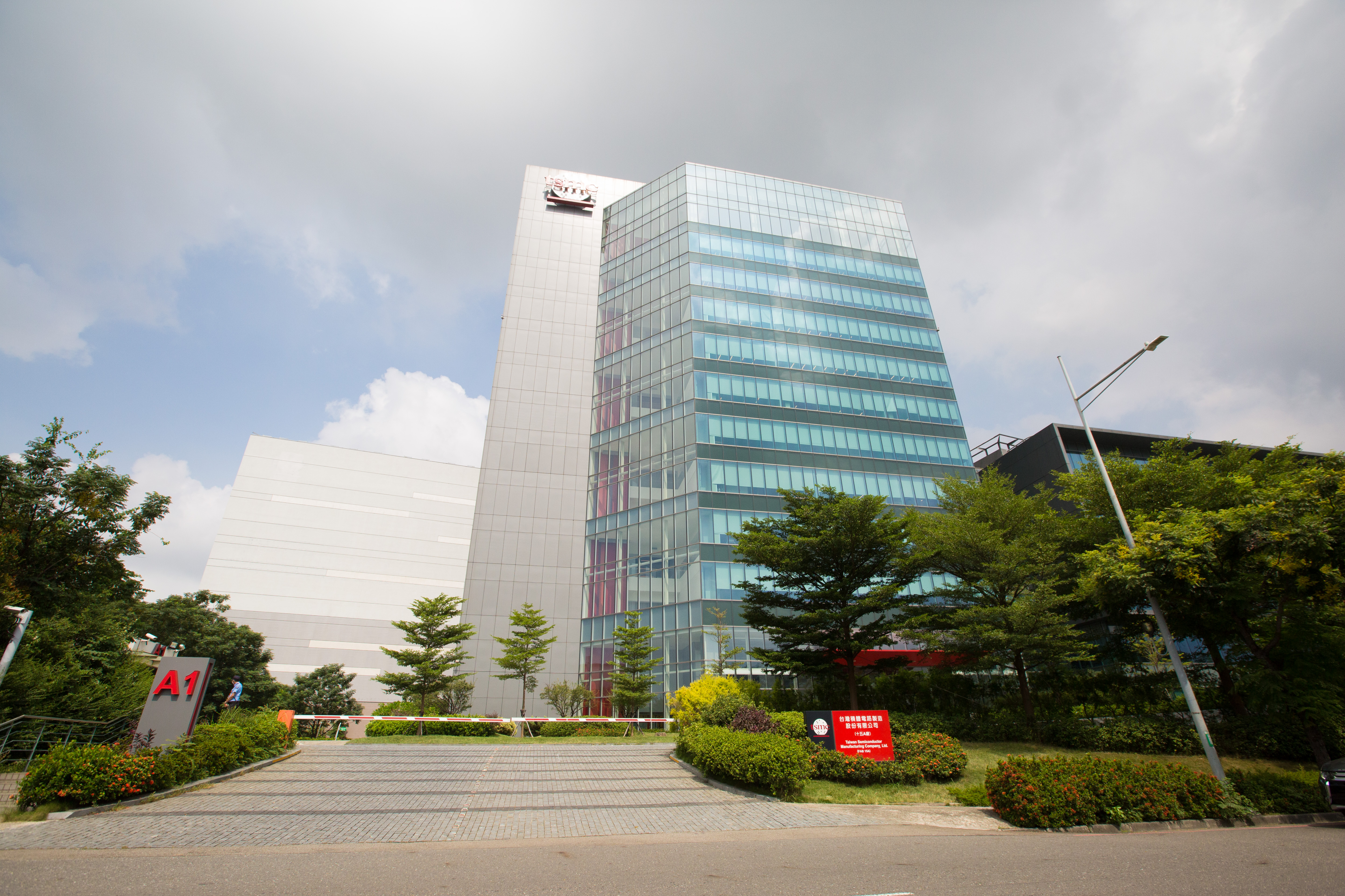 台積電傳今年度調薪獨厚資淺員工，讓資深工程師很寒心；圖為台積電15A廠。（本刊資料照）