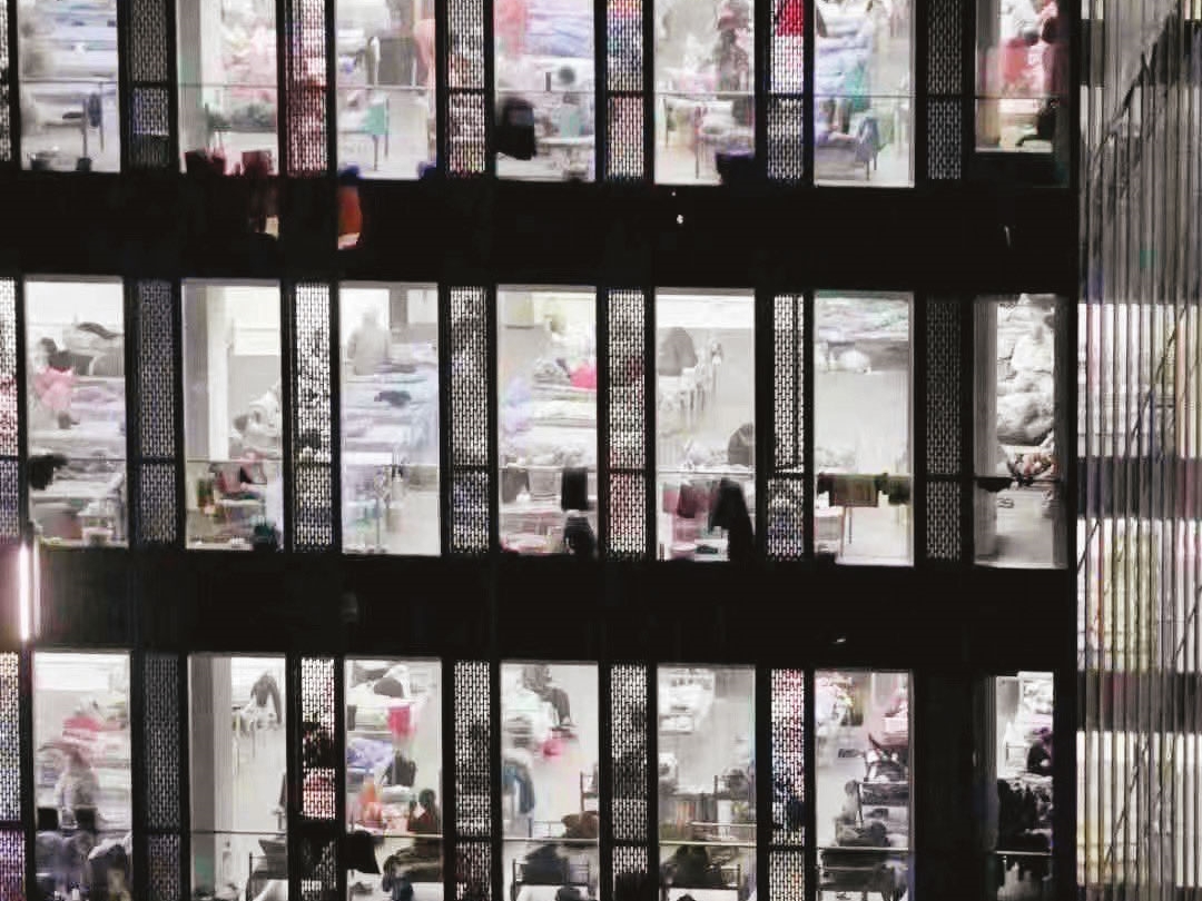 上海疫情嚴峻，看似燈火通明的辦公大樓，將照片放大後發現原來是一座辦公大樓改造的方艙醫院。（翻攝自推特）