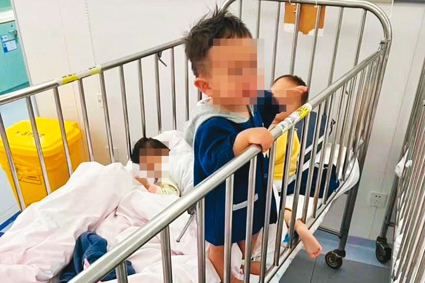 上海防疫手段強迫父母與嬰幼兒分開，4月初時網路瘋傳被隔離的幼兒哭泣照，但上海市公共衛生臨床中心否認。（翻攝自推特）