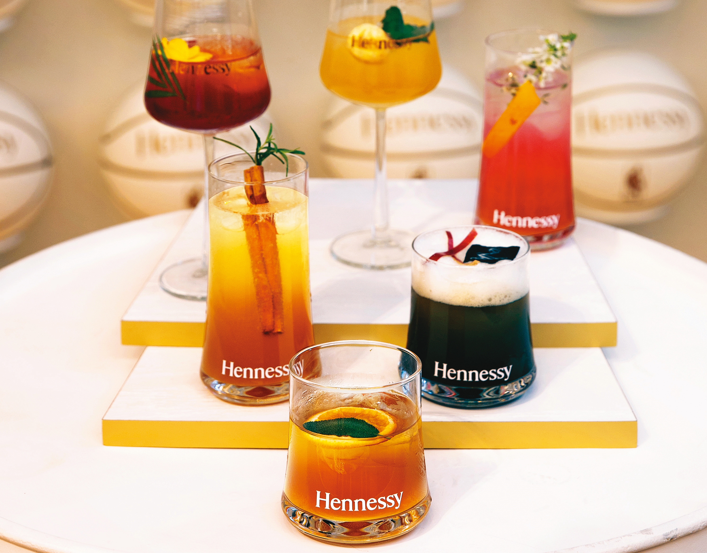 軒尼詩NBA快閃店提供6款主題調酒，滿足球迷的味蕾與對籃球的熱愛。店內還展售軒尼詩NBA 2021-22聯名限量酒款，以及每日限量10顆的聯名籃球。