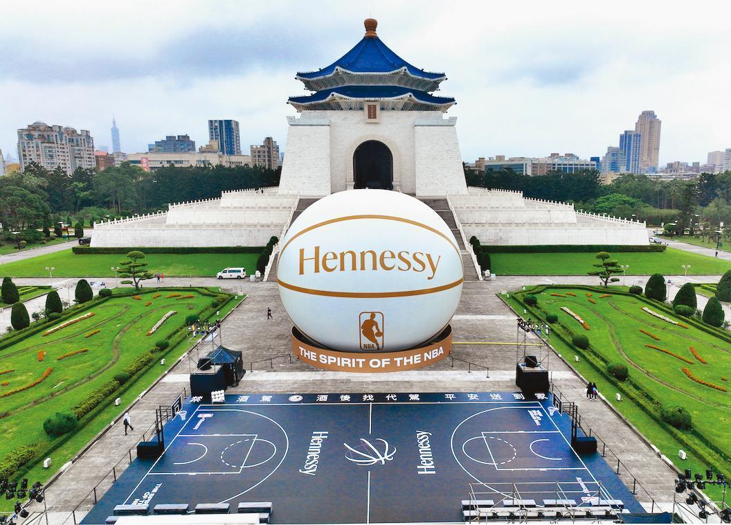 在中正紀念堂打籃球?你開玩笑吧!但軒尼詩辦到了,加上一顆NBA標準7號籃球等比例放大超過50萬倍的巨型「大白」籃球,吸引球迷瘋狂朝聖。