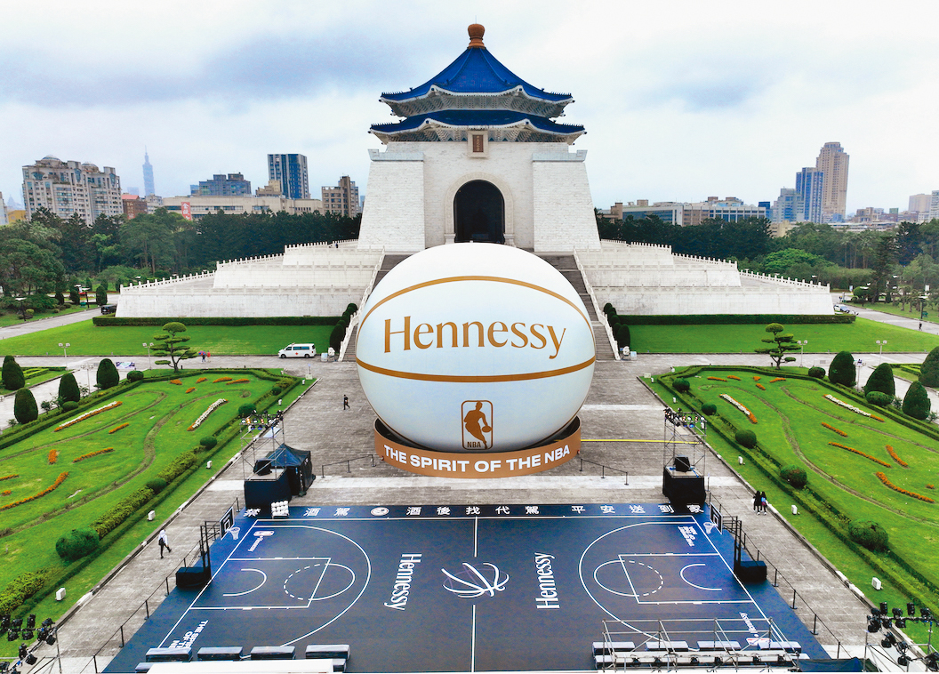 在中正紀念堂打籃球？你開玩笑吧！但軒尼詩辦到了，加上一顆NBA標準7號籃球等比例放大超過50萬倍的巨型「大白」籃球，吸引球迷瘋狂朝聖。