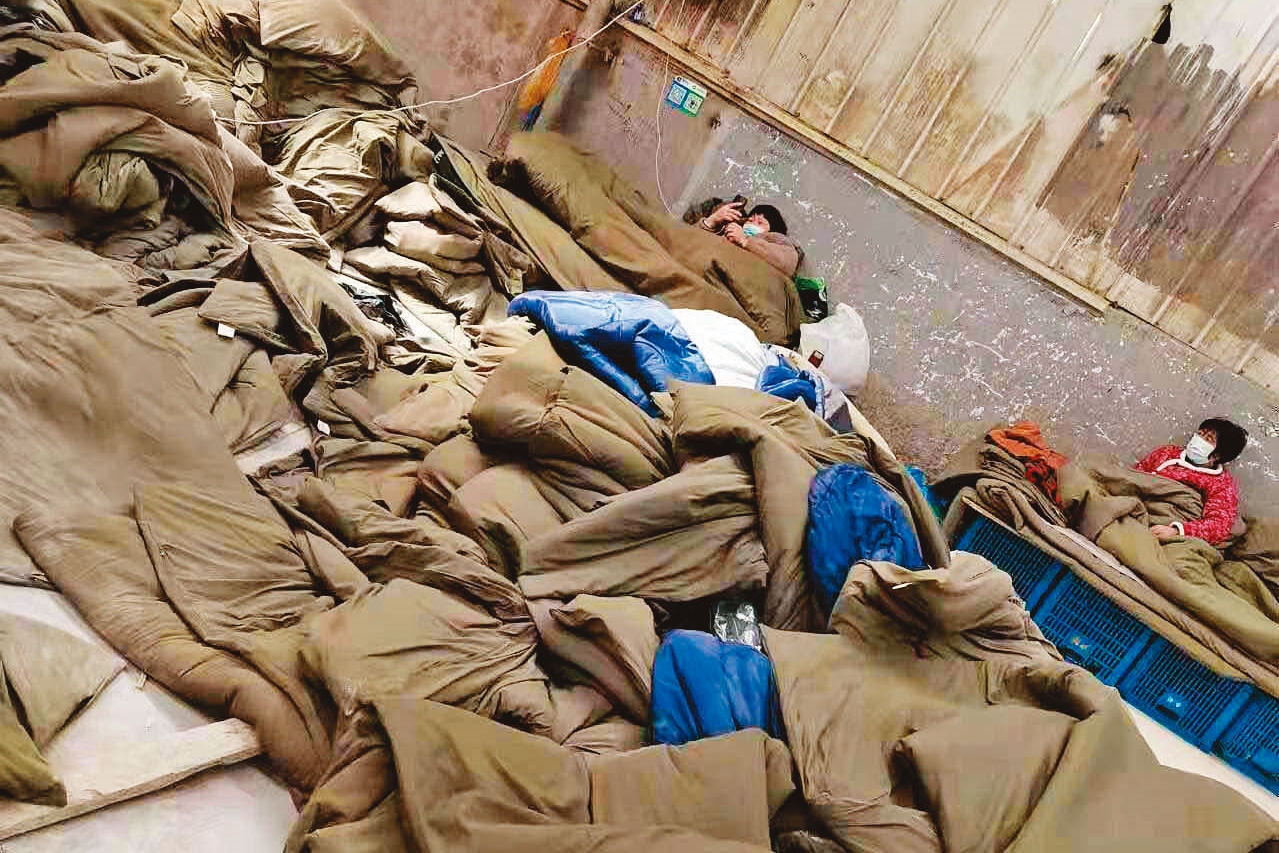 封城太突然，某個菜市場有幾百人只能就地睡在鐵皮屋頂下，網友只要一傳播這張圖片，就會被封號，經過申訴後，這些人才被接走。（翻攝自推特）