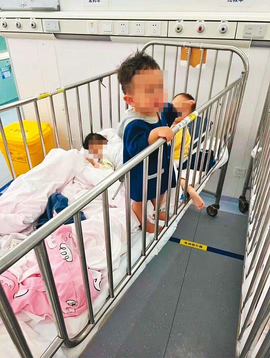 上海防疫手段強迫父母與嬰幼兒分開,4月初時網路瘋傳被隔離的幼兒哭泣照,但上海市公共衛生臨床中心否認。(翻攝自推特)
