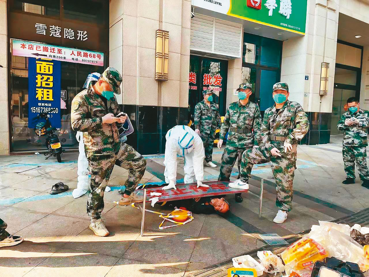 上海清零大戰,網路瘋傳解放軍在上海街頭將染疫拾荒老人踩在腳下控制行動的畫面。(翻攝自推特)