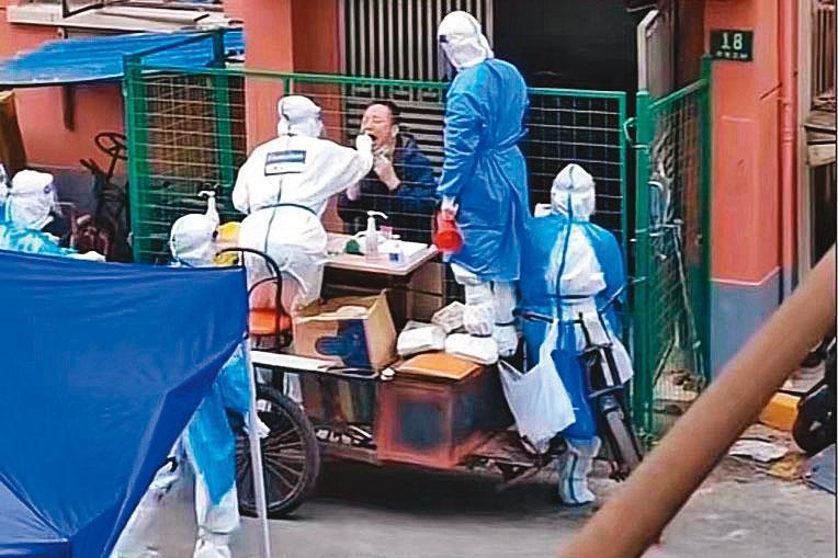 民眾得在由鐵網架封鎖的小區內進行PCR。（翻攝自推特）
