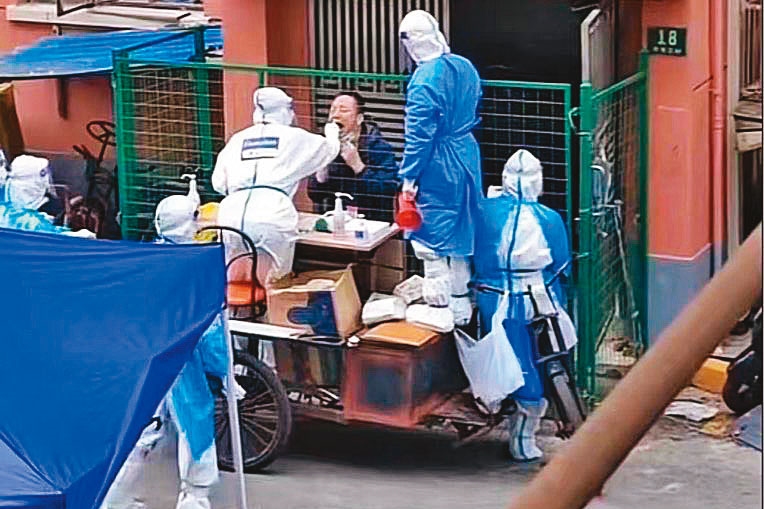 民眾得在由鐵網架封鎖的小區內進行PCR。（翻攝自推特）