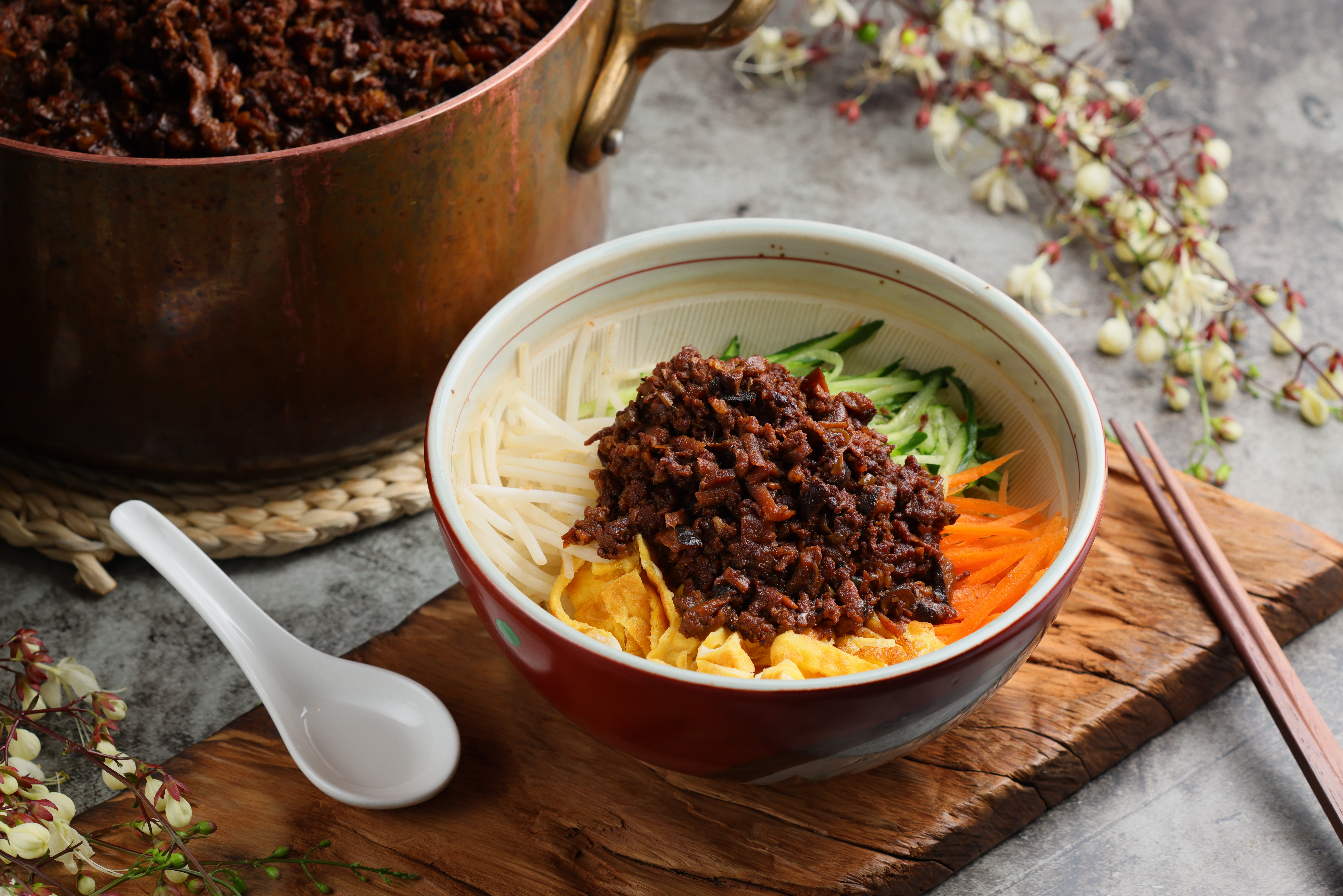 醬香四溢的裴家媽媽版「炸醬麵」。