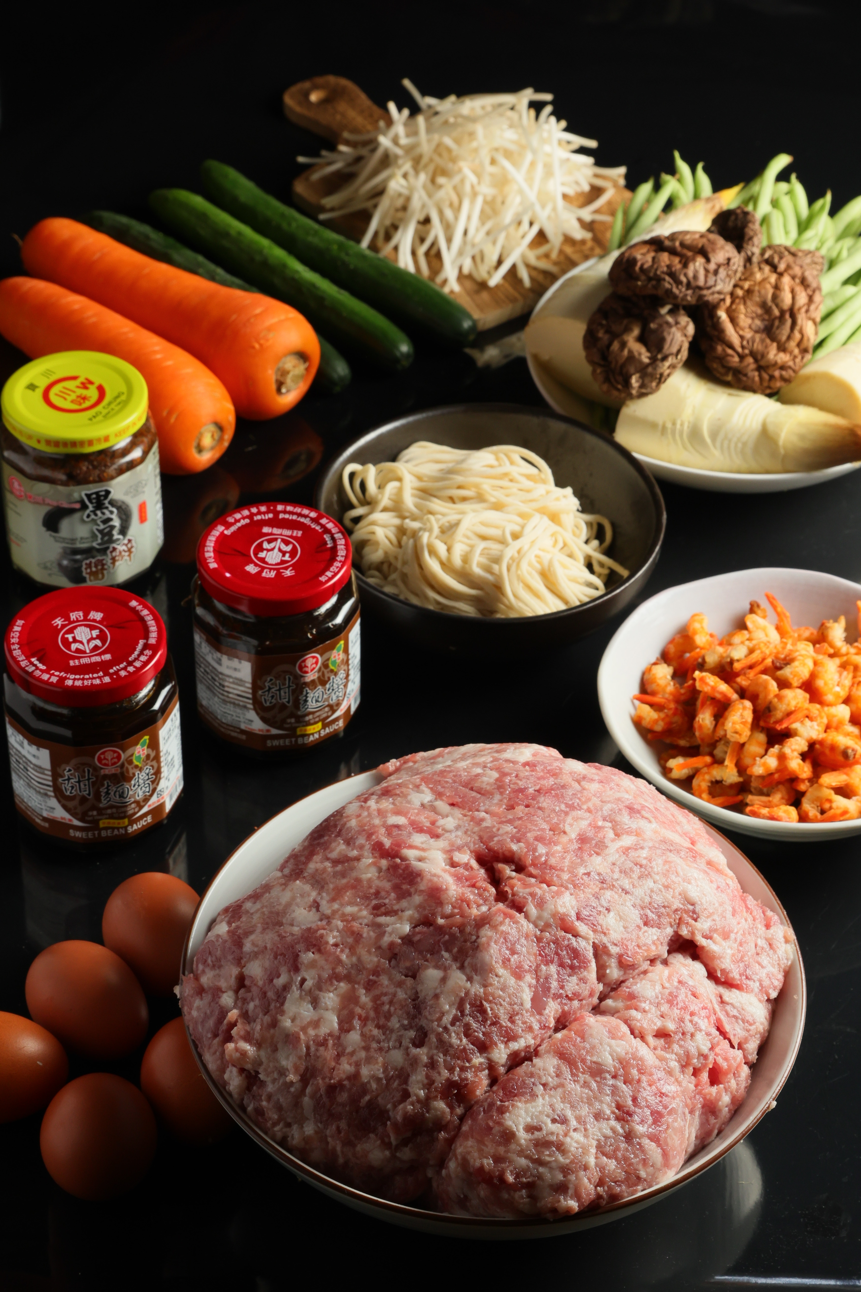 炸醬麵用的所有食材，炸醬是基本食材是2罐甜麵醬、1罐豆瓣醬配4斤絞肉。
