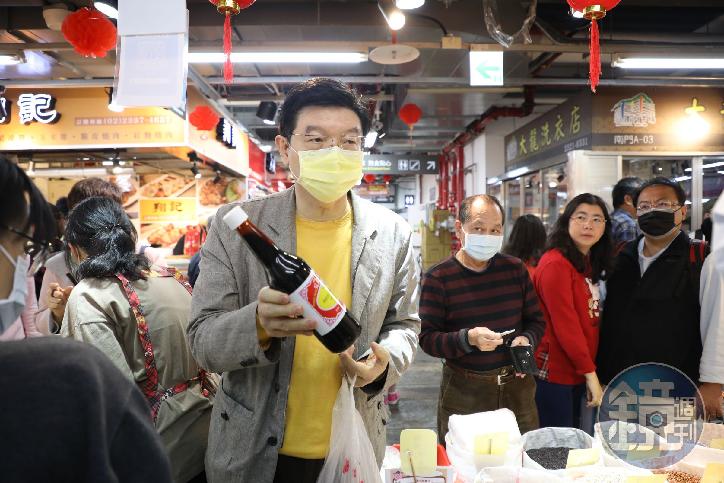 《鏡週刊》社長裴偉吃遍四方，也跟各方名廚學菜，最後融會貫通為自己的食譜，近年每個週末都在家做菜，現在也公開他的廚房筆記。（何宗昇攝）