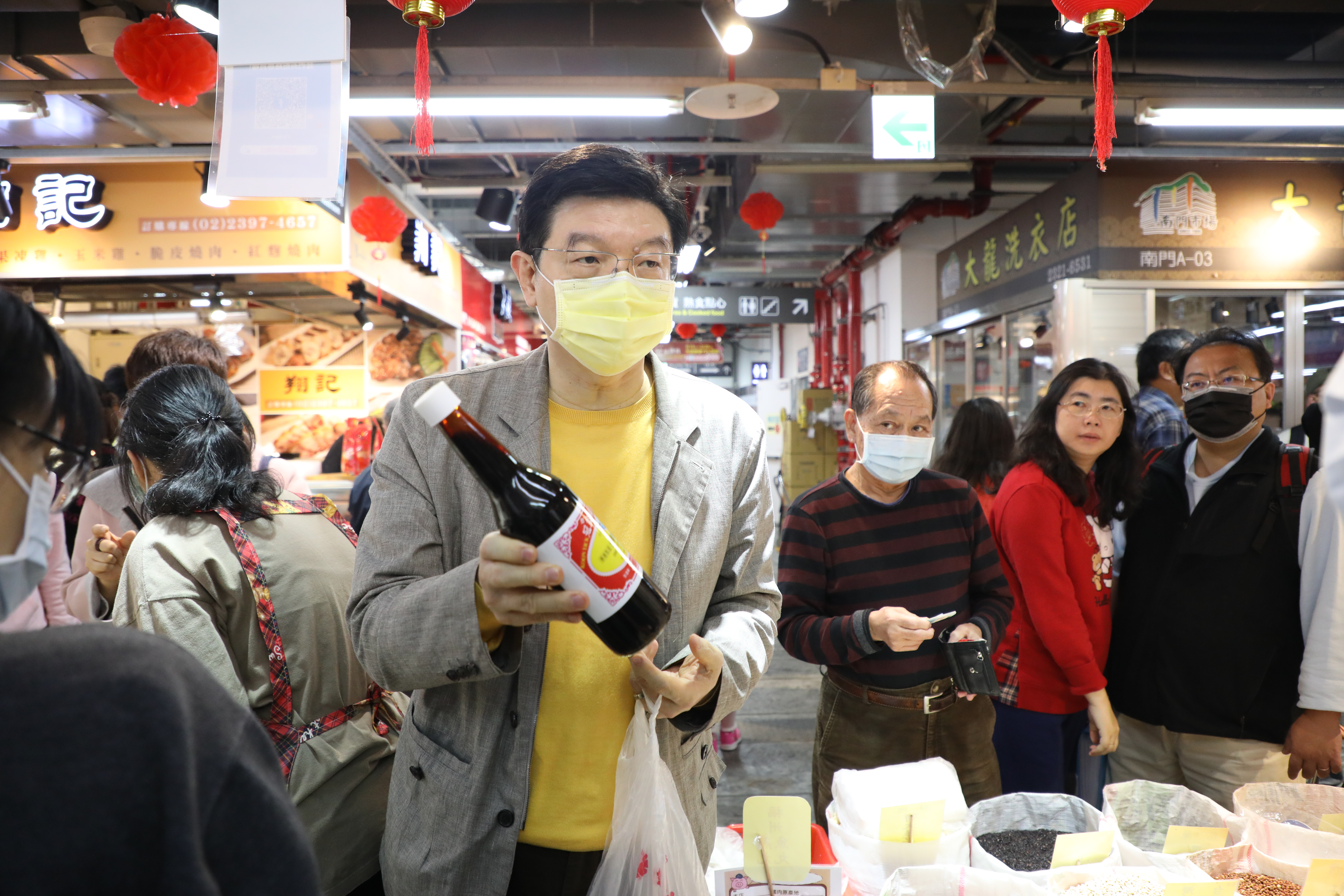 《鏡週刊》社長裴偉吃遍四方，也跟各方名廚學菜，最後融會貫通為自己的食譜，近年每個週末都在家做菜，現在也公開他的廚房筆記。（何宗昇攝）