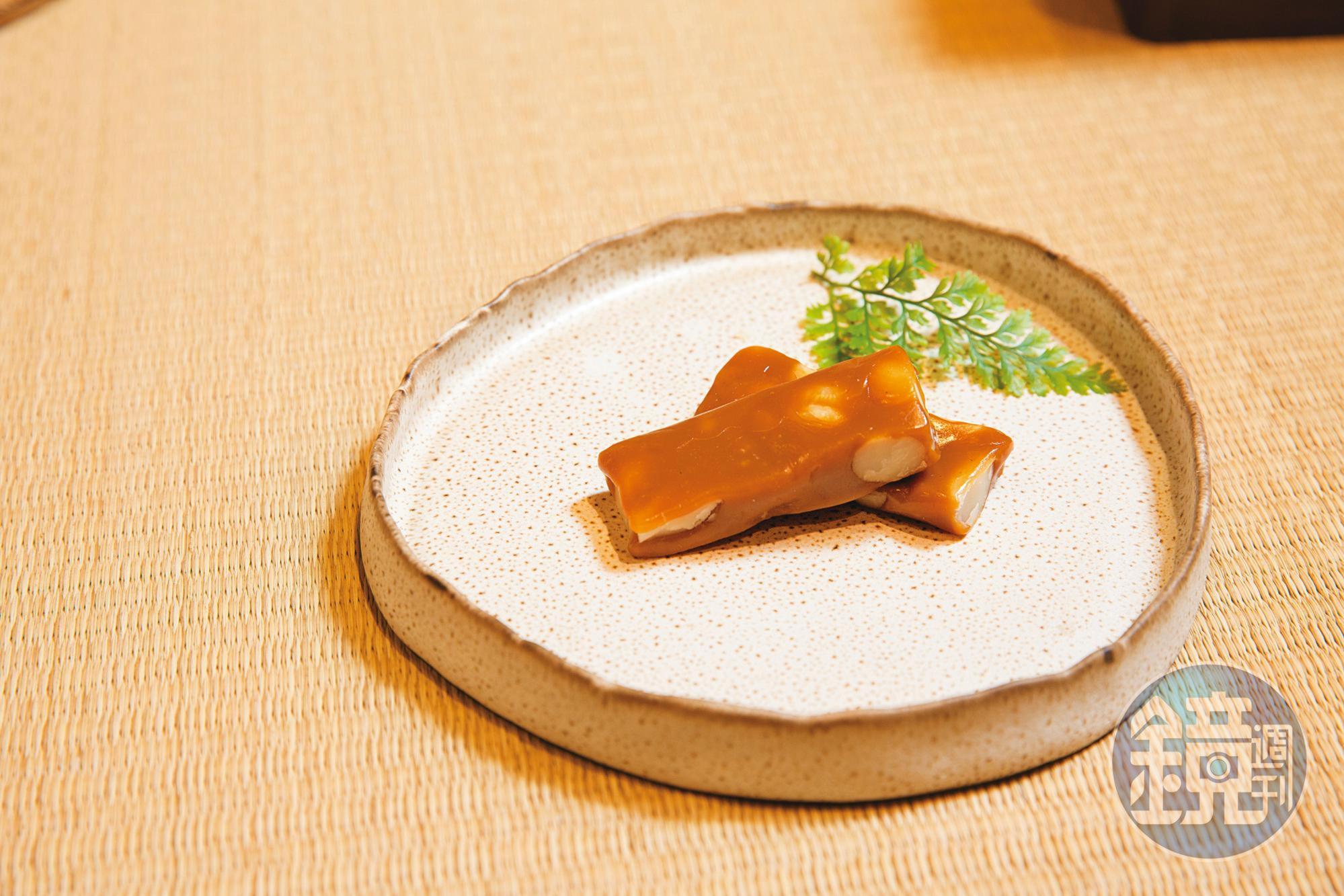 兒子們研發的寒天夏威夷豆牛奶軟糖，不加一滴水製作，是熱賣產品。（420元／10入）