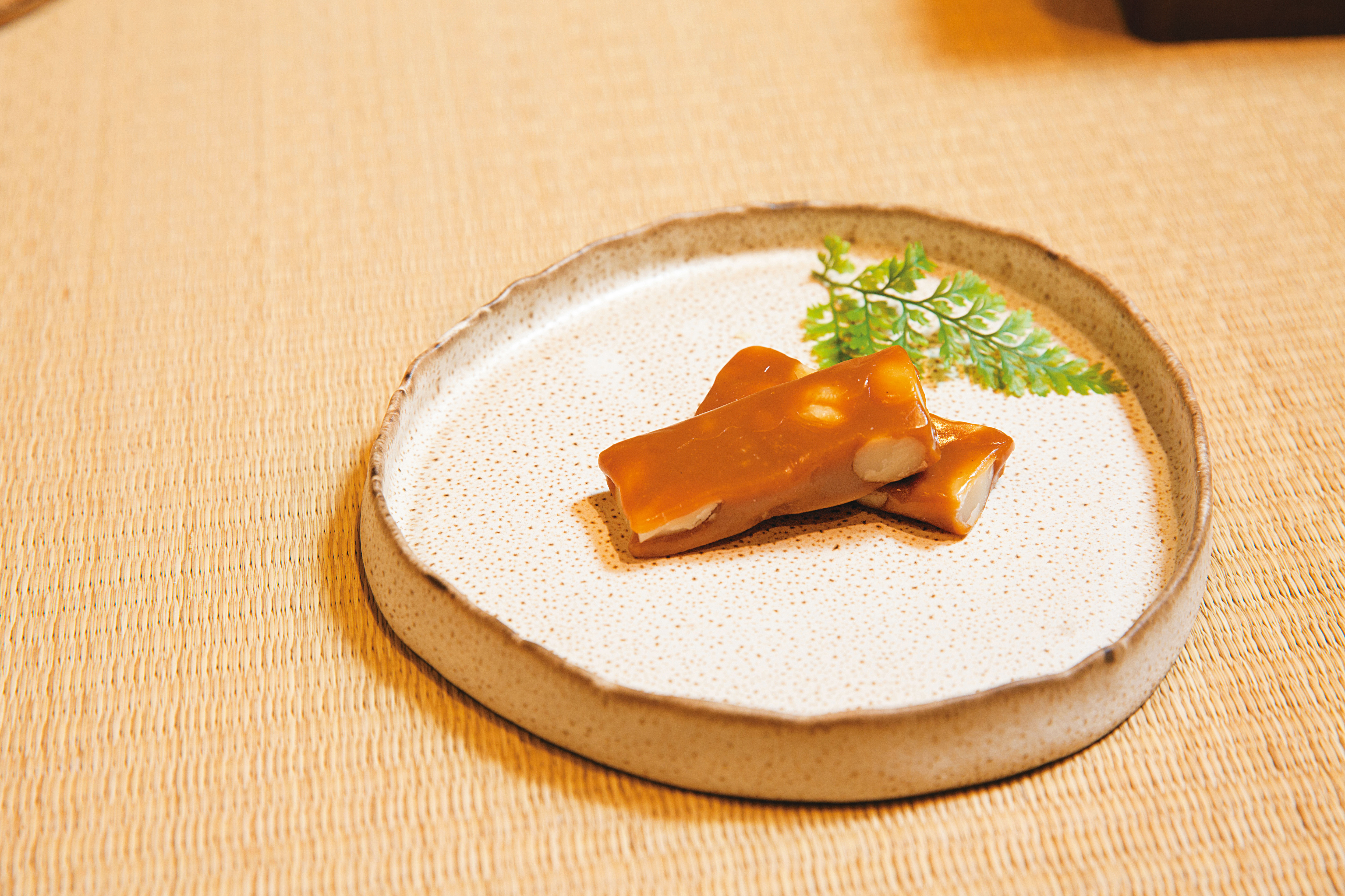 兒子們研發的寒天夏威夷豆牛奶軟糖，不加一滴水製作，是熱賣產品。（420元／10入）