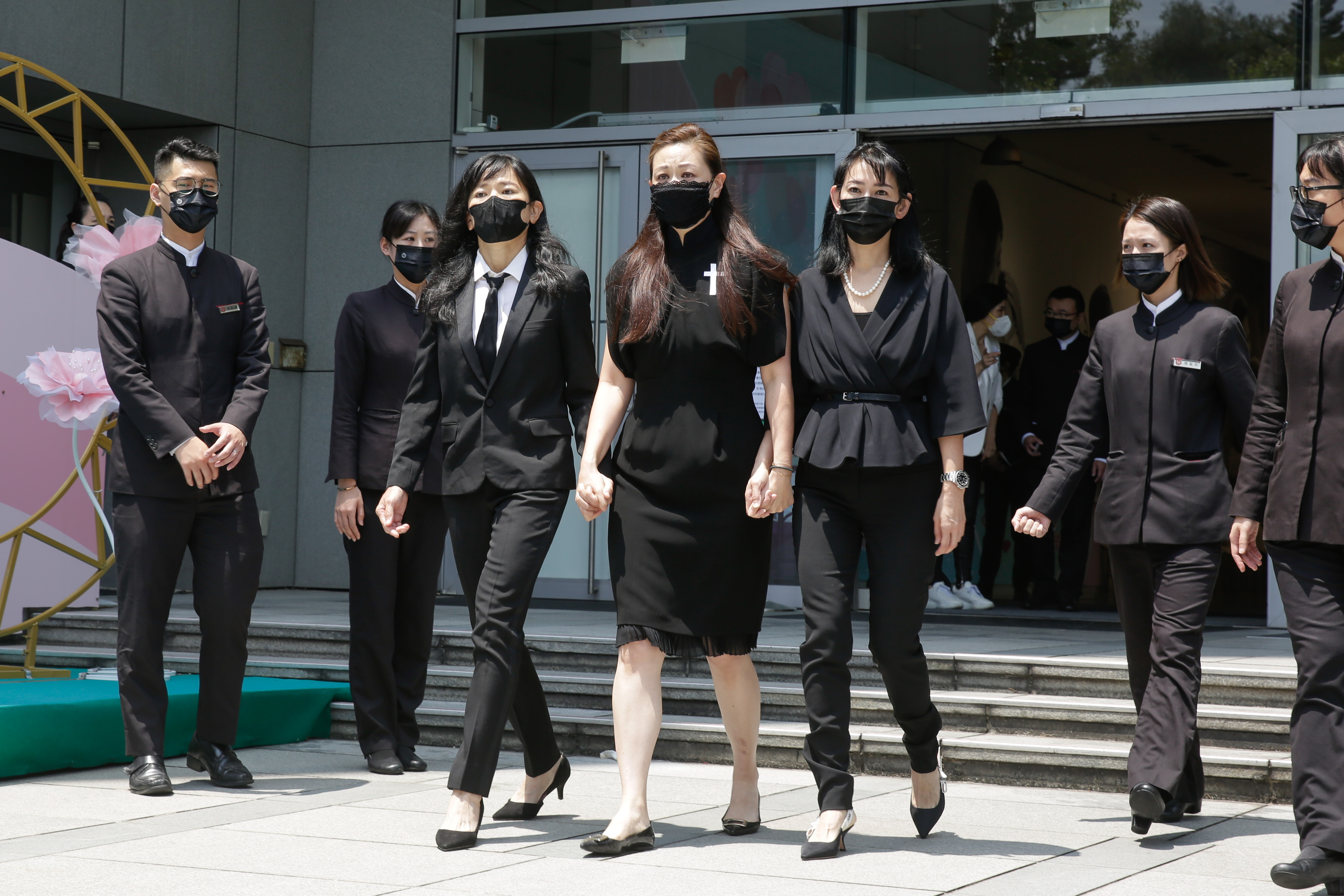 王羽長女王馨平緊牽2個妹妹王加露、王美怡的手，會後出面受訪表達對父親的感恩及懷念。