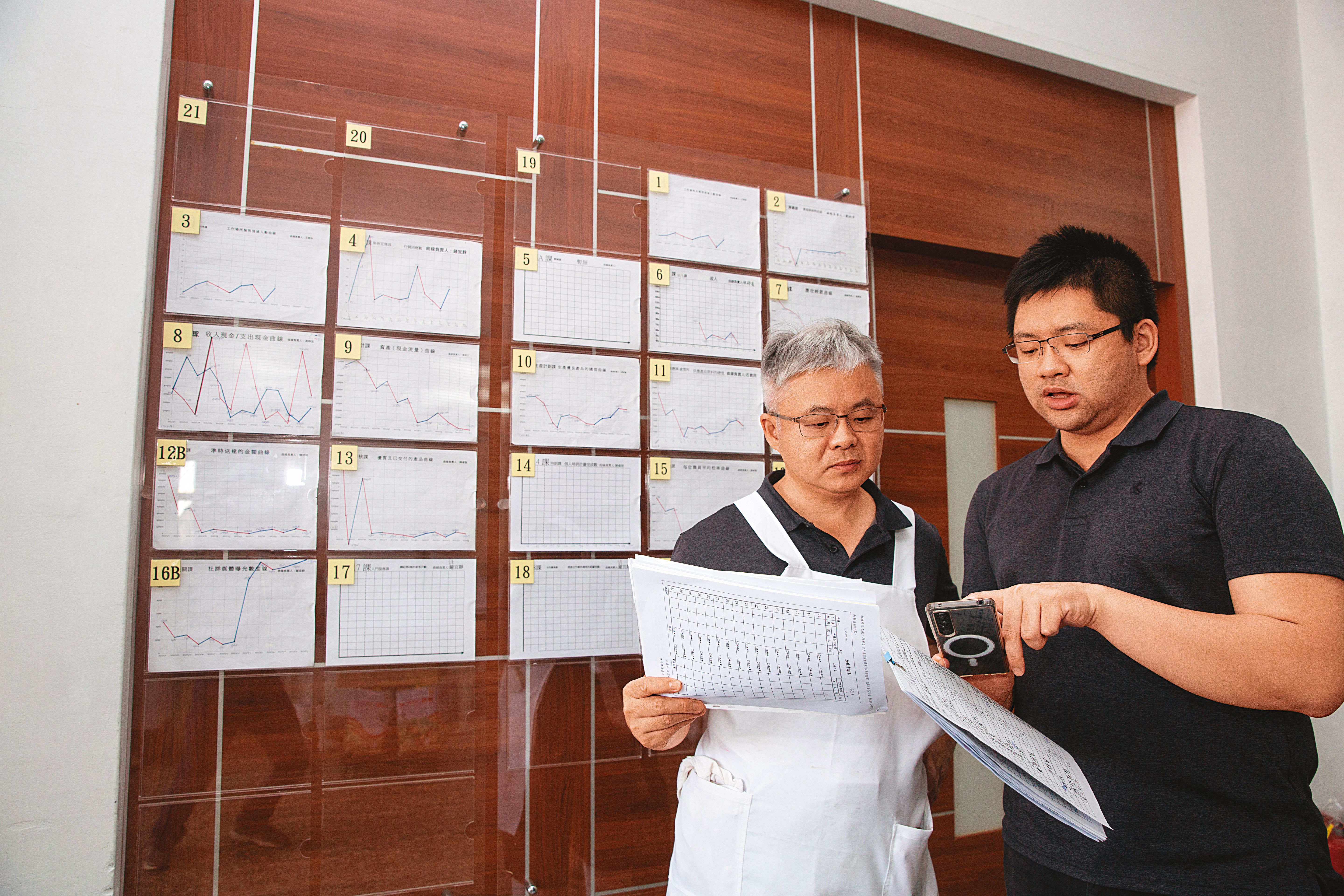 陳宇鴻（左）與兒子陳溢輝（右）共同管理公司，甚少爭執，以鼓勵代替責備。