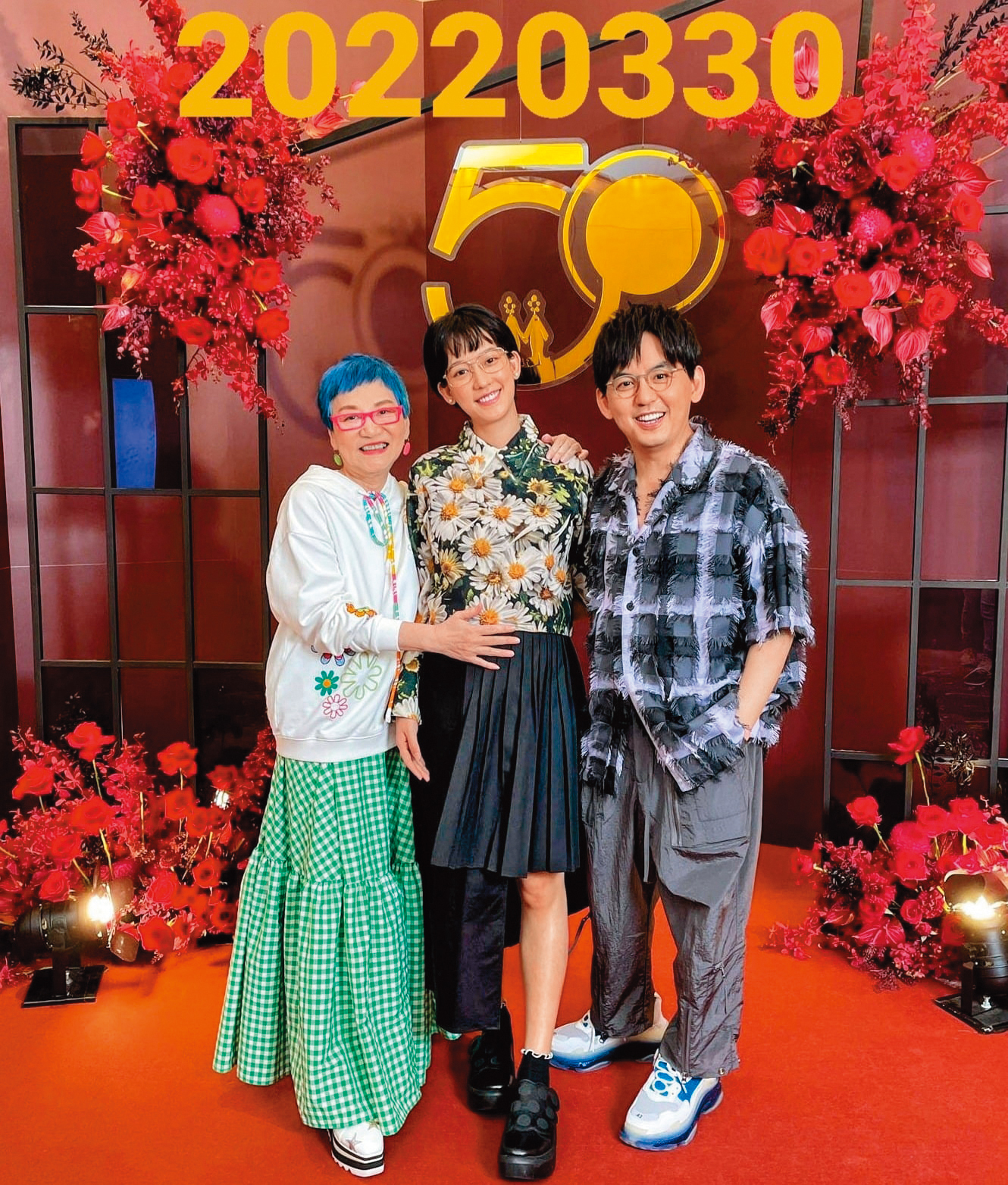 黃子佼（右）歡慶50大壽，老婆孟耿如（中）挺肚出席，與師父張小燕（左）合影。（翻攝自黃子佼臉書）