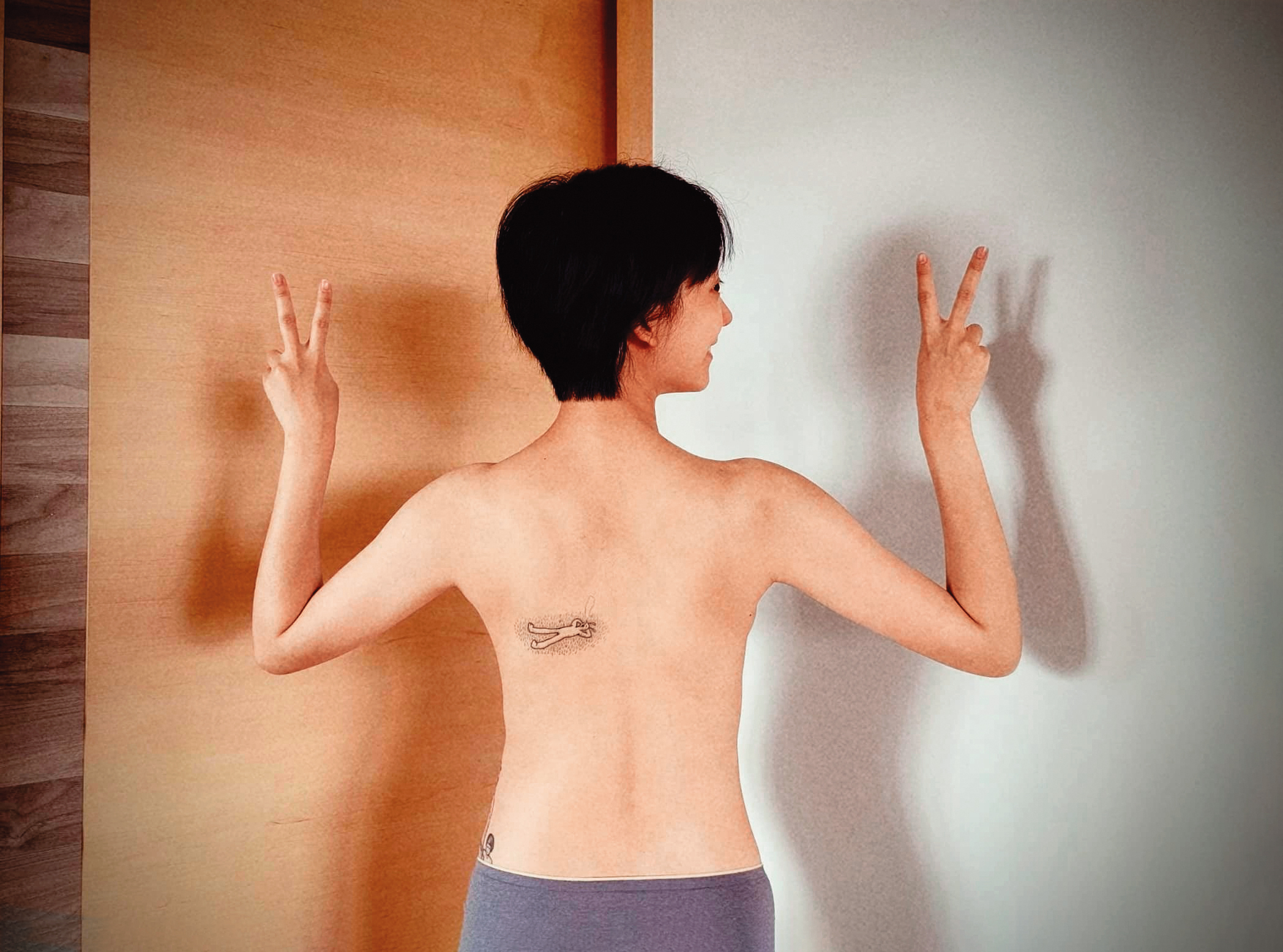 孟耿如懷胎9個月，近日秀出纖瘦美背，完全看不出孕婦模樣。（翻攝自孟耿如臉書）