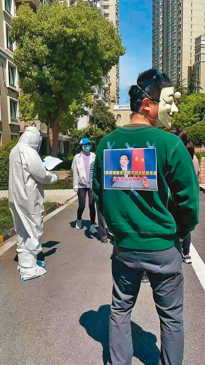 有民眾在小區檢測時,背貼中國外交部發言人趙立堅的名言:「疫情期間能生活在中國就偷著樂吧。」十足諷刺。(翻攝自推特)