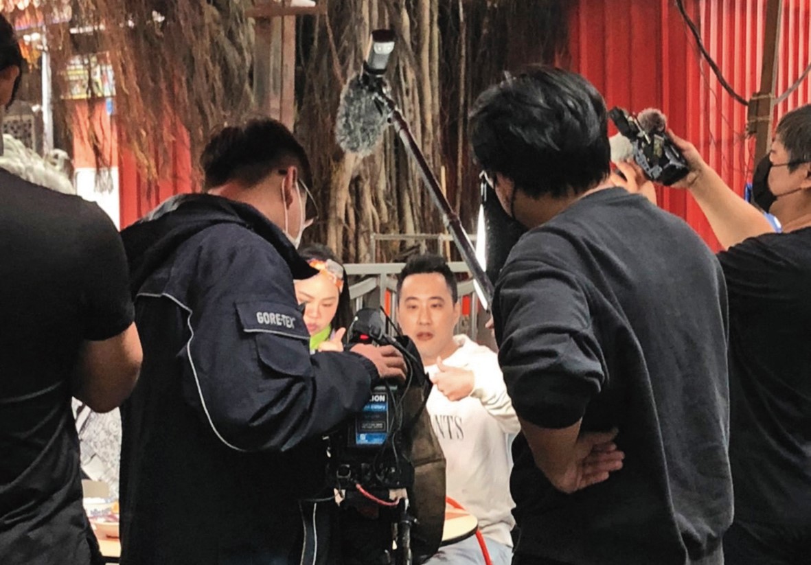 4月16日，有讀者目擊余祥銓現身台北大稻埕，拍攝《食尚玩家瘋狂總部》外景。（讀者提供）