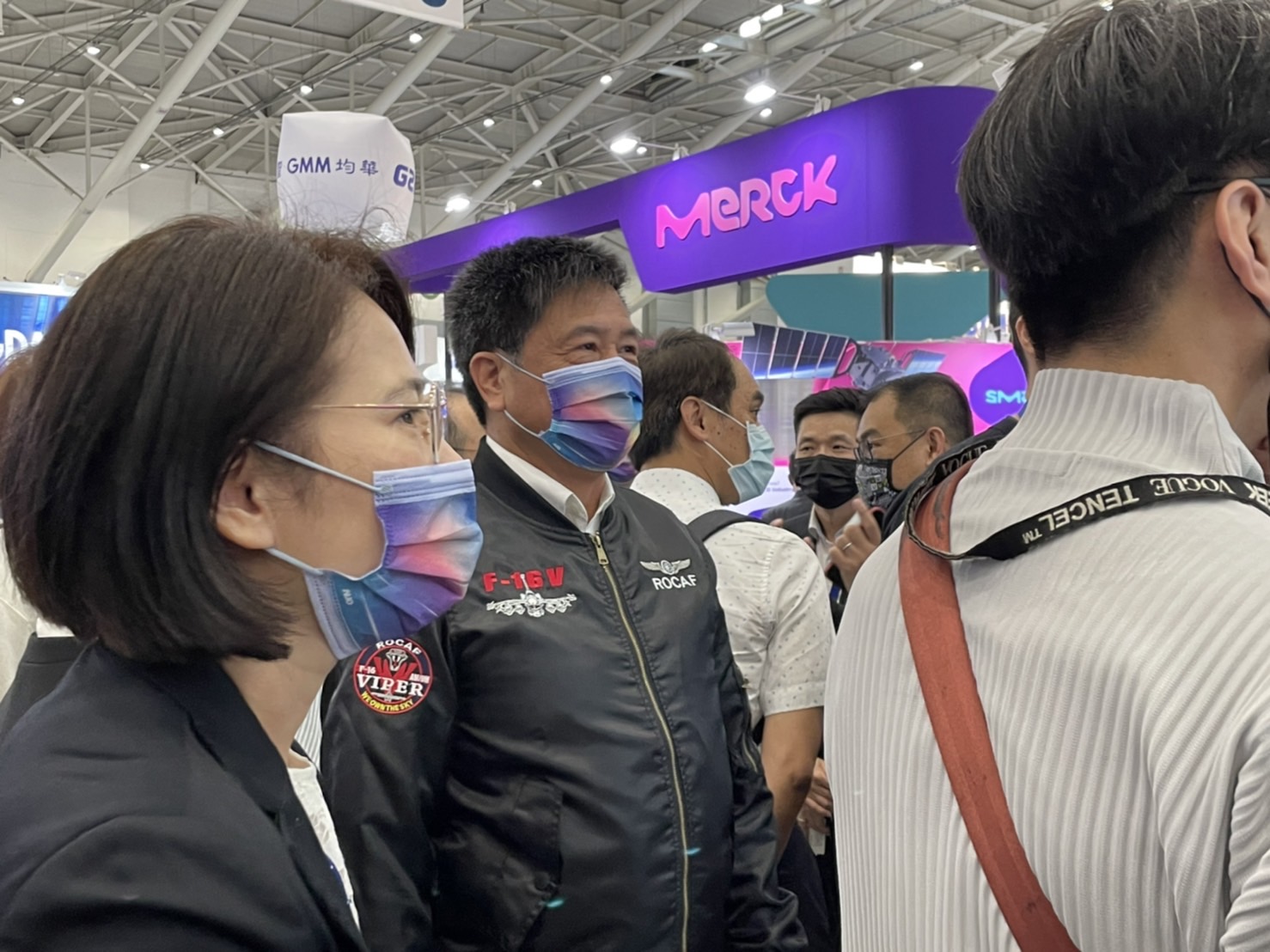 友達董座彭双浪換下西裝穿上飛行夾克，趁著工作繁忙的空檔，忙裡偷閒在展場大秀駕駛飛機的英姿。