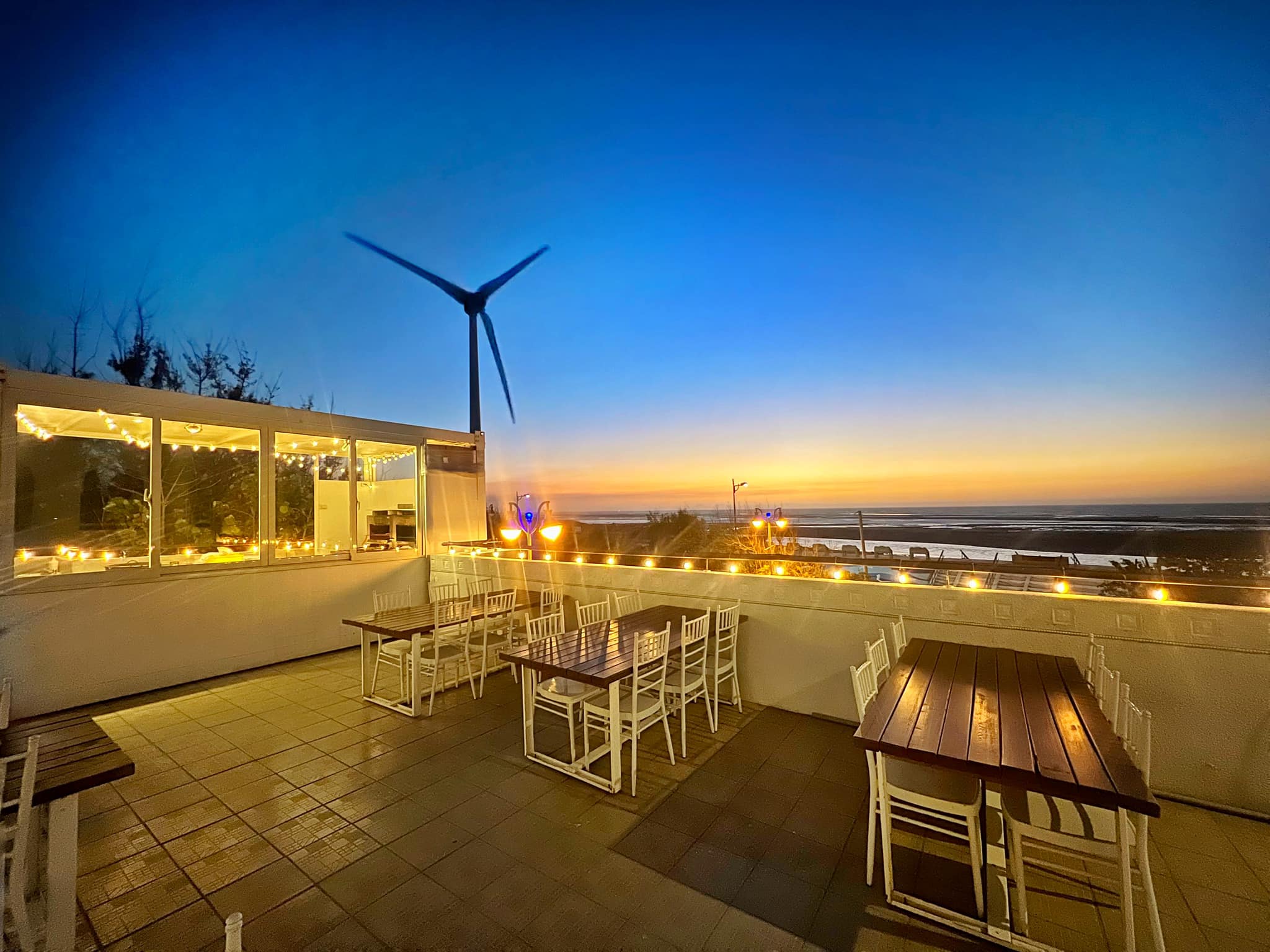 海景玻璃屋能眺望美麗夕陽景致。（向海那漾、清水那方提供）