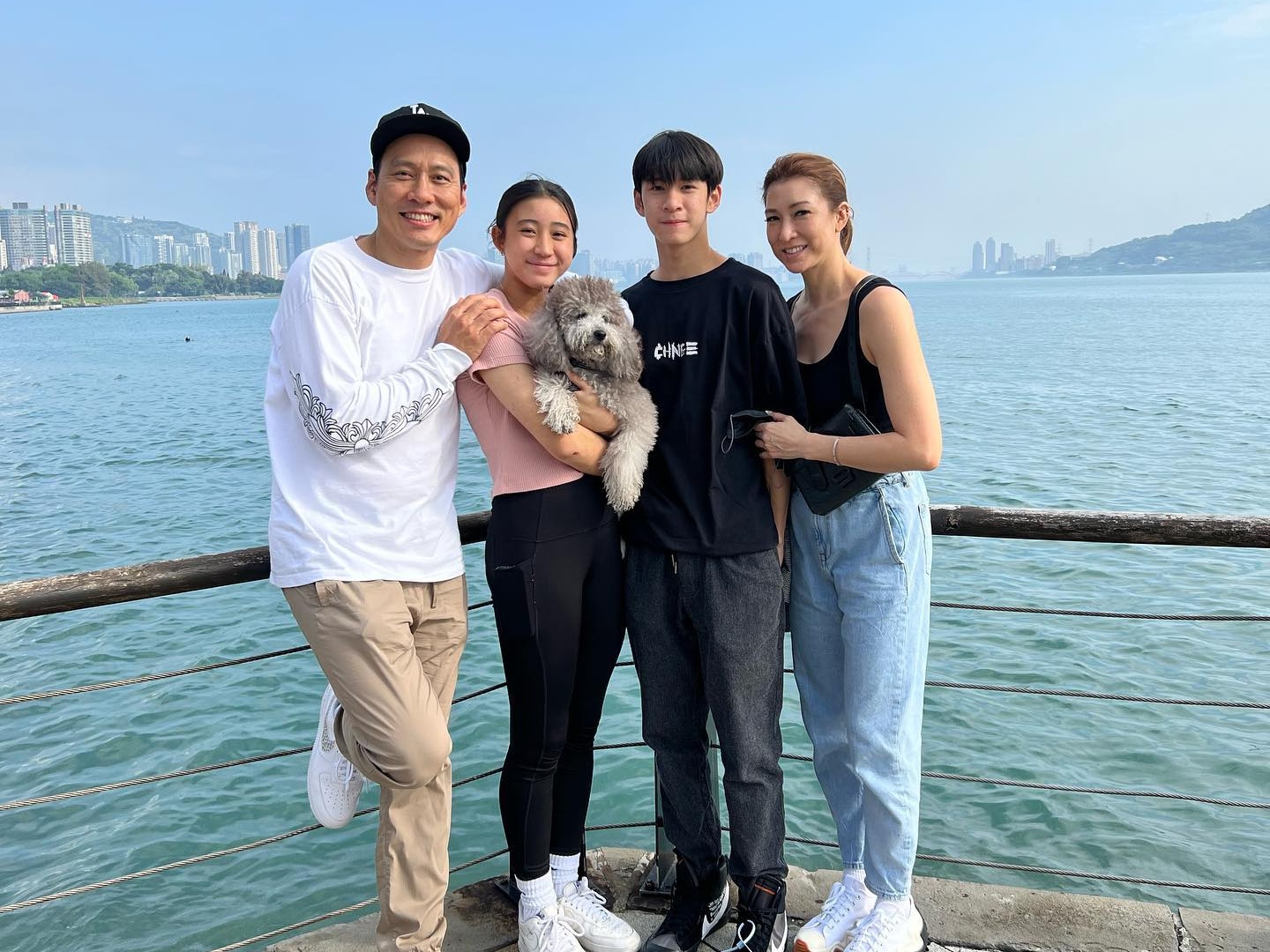 艾力克斯（左1）和李詠嫻（右1）驚爆一家4口全確診。（翻攝自艾力克斯 Alex臉書）