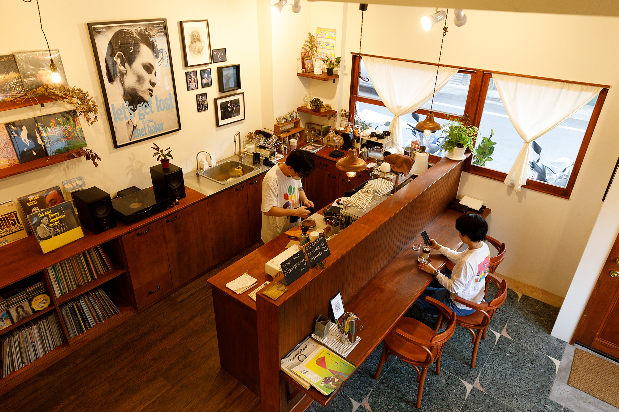 若喜歡聽音樂，建議選擇1樓座位，有機會能跟「咖啡一派」老闆奇龍交流。