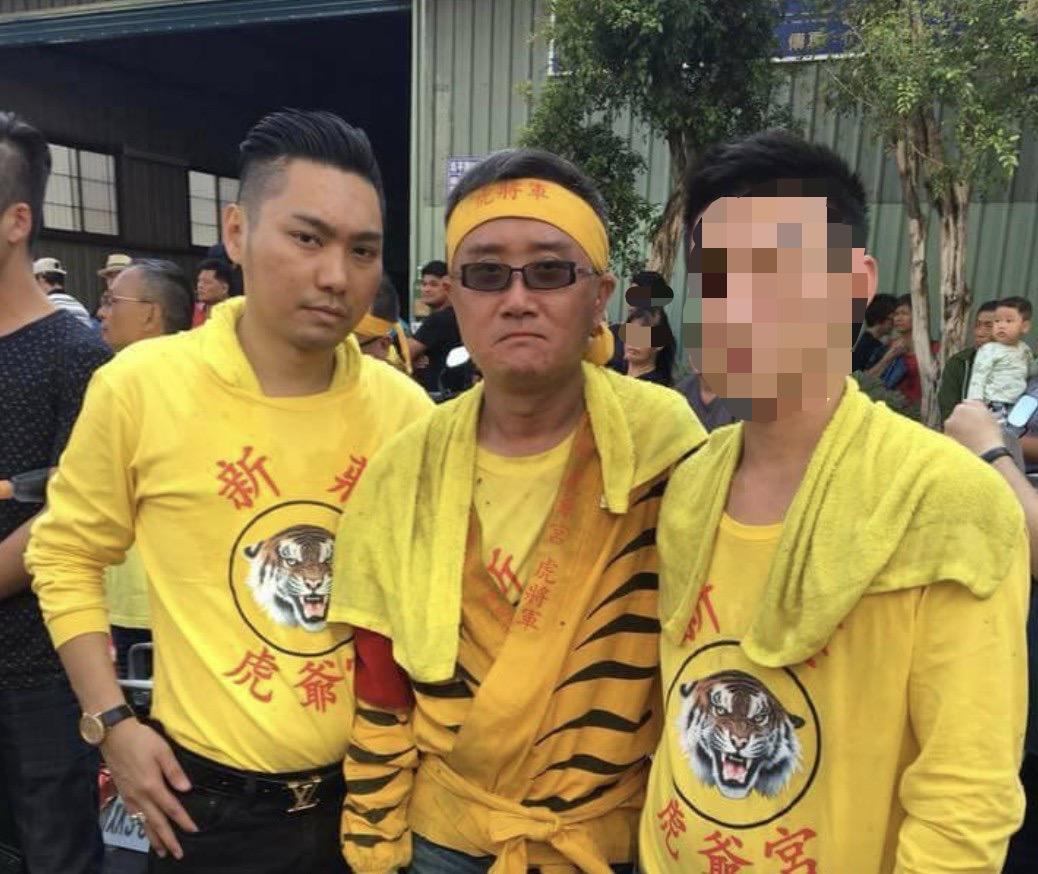 被外界視為連千毅(左)幕後大哥的謝育全(中),對於連近日所發生風波發表看法。(翻攝自謝育全臉書)