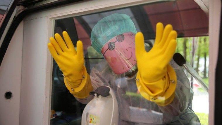 醫師戴起「佩佩豬爸爸」面具幫孩童作快篩,讓許多家長大讚團隊的用心,直呼超暖心。(翻攝花蓮慈濟醫院粉專)