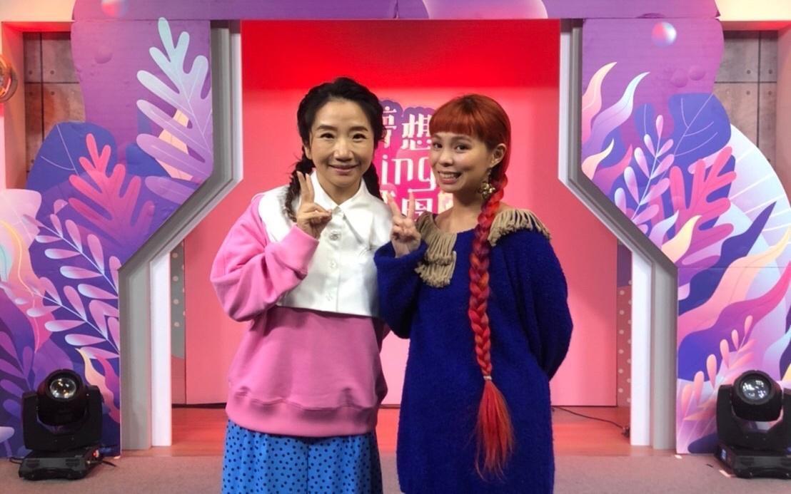 許哲珮擔任《夢想Sing樂園2》客座評審，與陶晶瑩開心合照。（17LIVE提供）