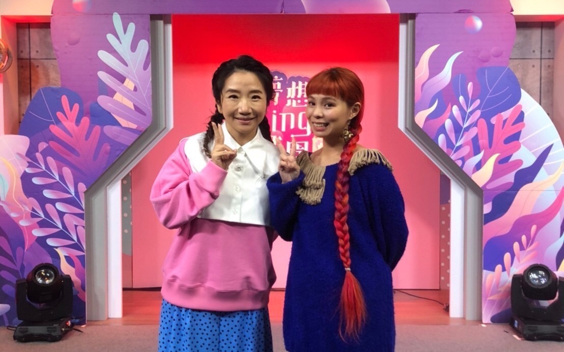 許哲珮擔任《夢想Sing樂園2》客座評審，與陶晶瑩開心合照。（17LIVE提供）