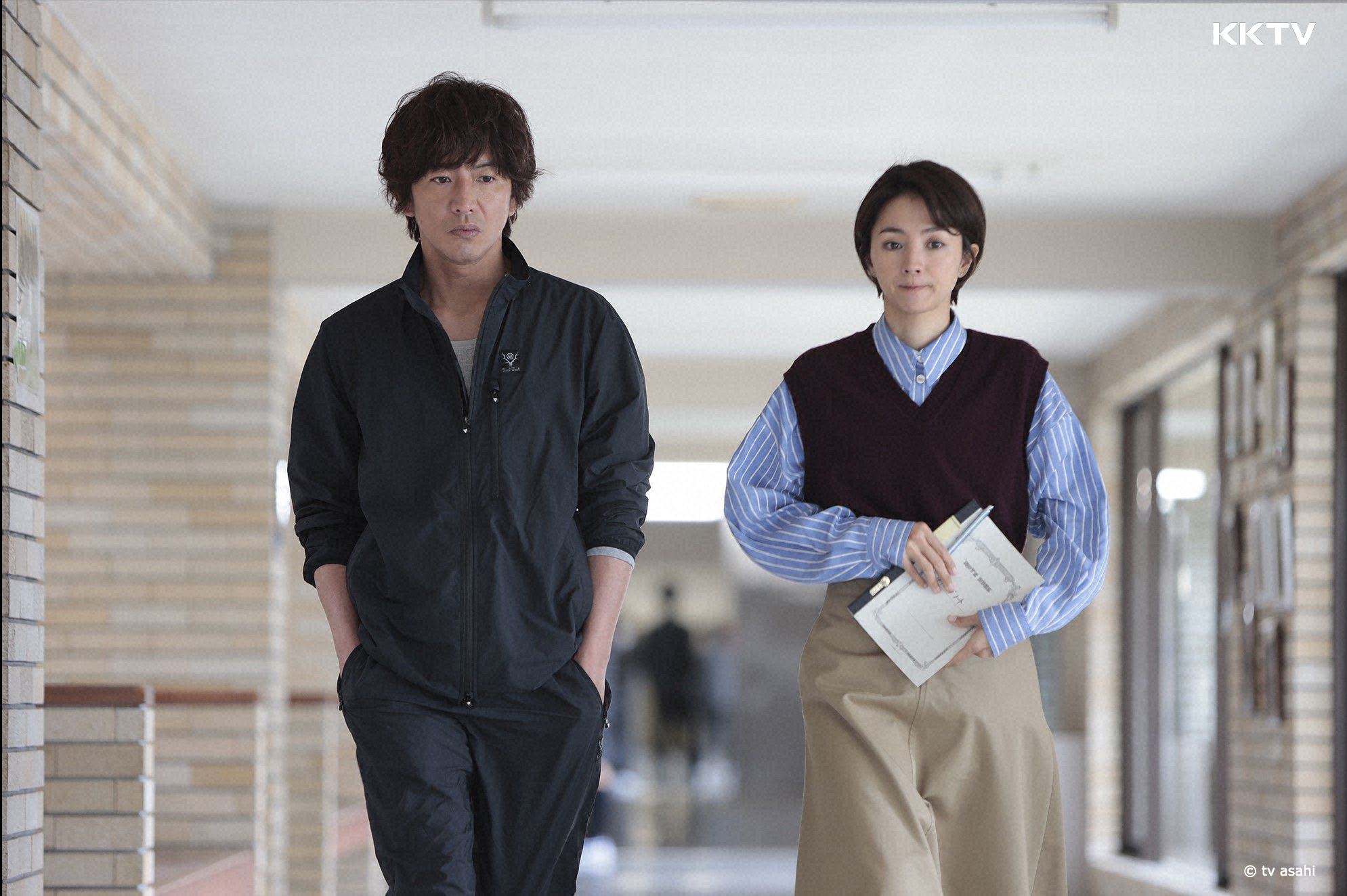 劇中木村拓哉（左）因緣際會下回母校當拳擊教練，滿島光被指派為社團指導老師。（KKTV提供）