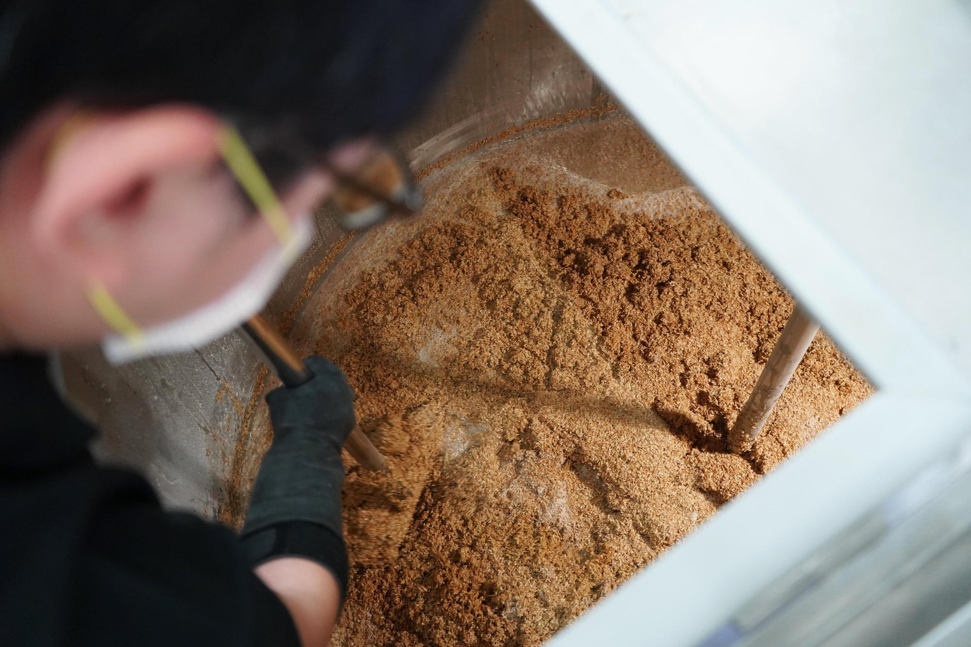 釀製過程的「糖化」階段，將碾碎的麥芽混合熱水，來提取麥芽裡的糖分。（酉鬼啤酒提供）