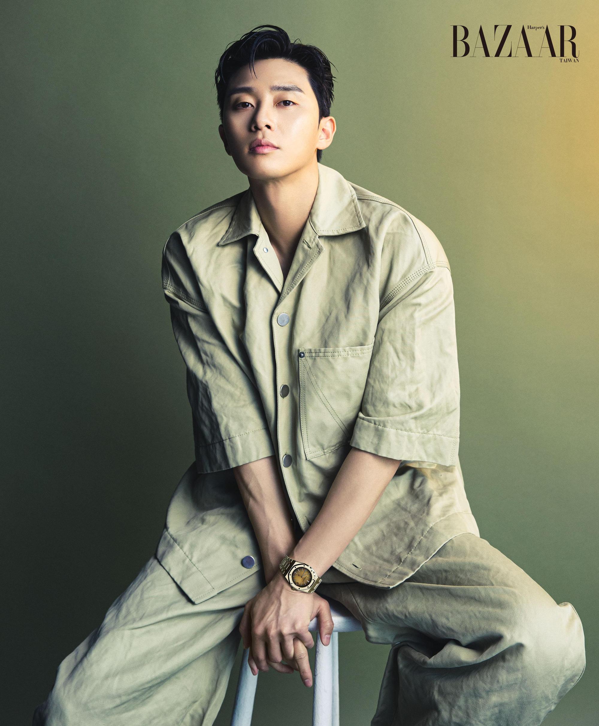 請用3個Hashtag(#)形容10年前剛出道時的自己,以及現階段的自己?朴敘俊回答:「10年前的我是#緊張、#全心全力、#挑戰,現在的我則是#粉絲、#全心全力、#挑戰。」(《Harper's BAZAAR》提供)
