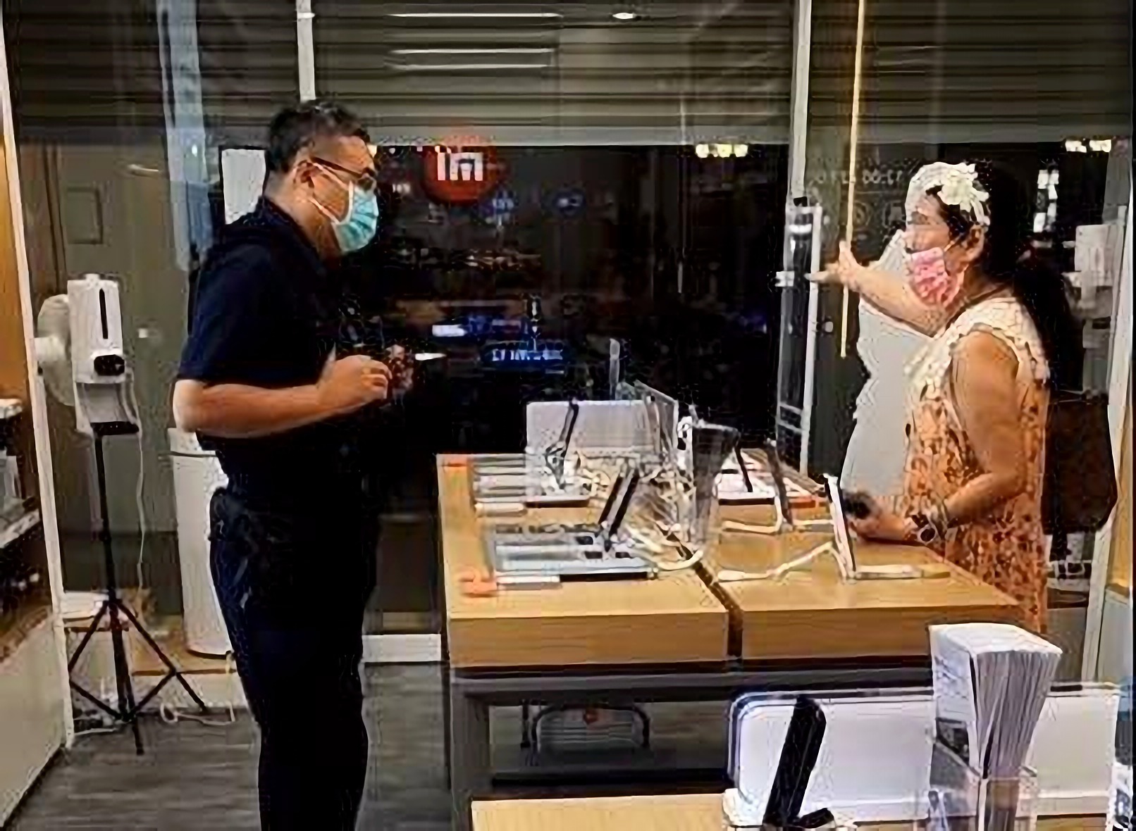 人購物因違停遭警開單，竟返回店內遷怒店家帶衰，大鬧要求退貨。（翻攝畫面）