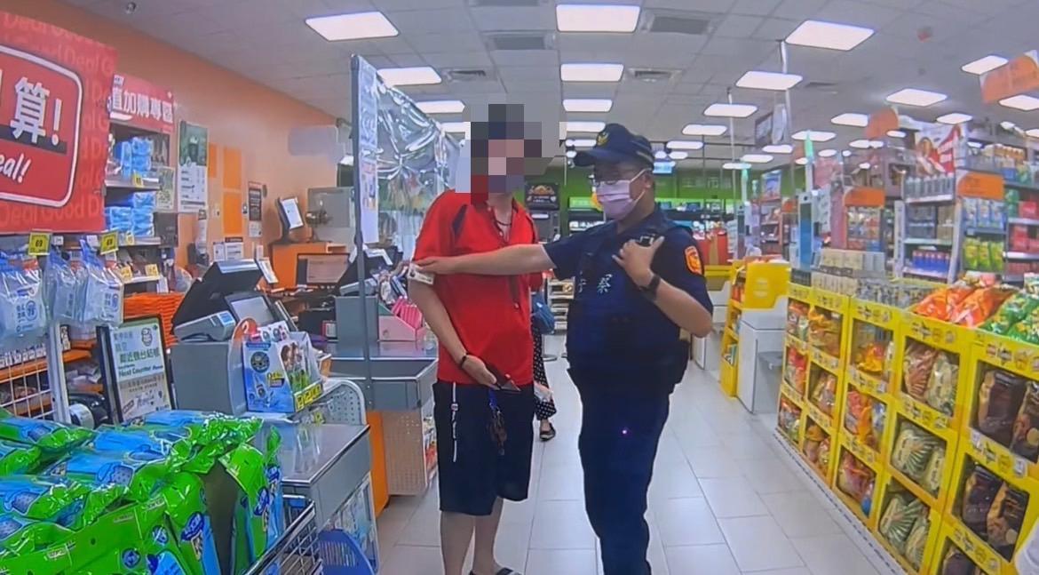 楠梓警方到賣場,查證慣性騷擾犯的張男有無騷擾行為。(翻攝畫面)