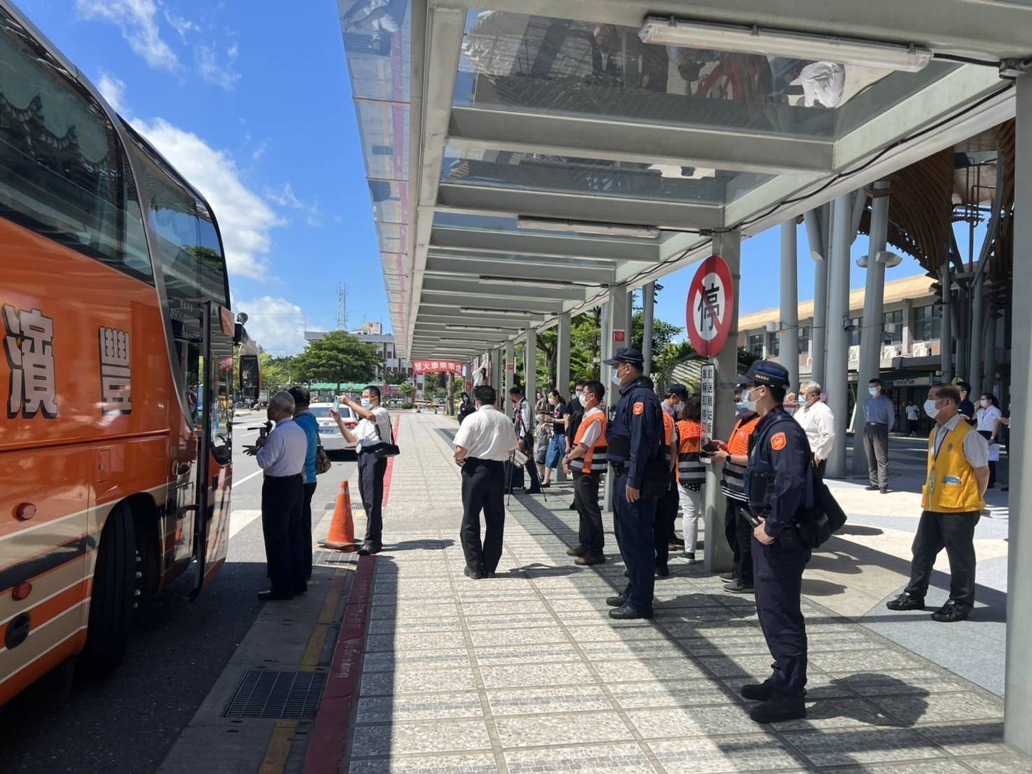 警方加派警力維護國人行車安全與順暢。（警方提供）