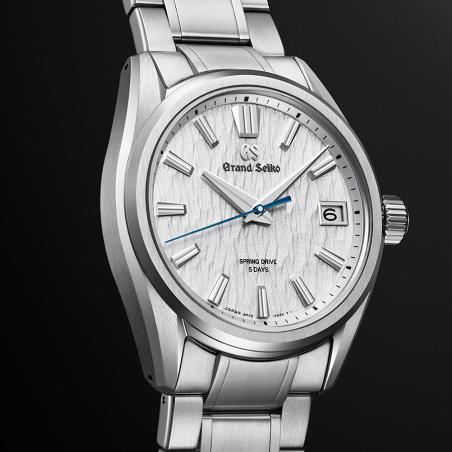 Grand Seiko今年年初在Evolution 9 Style系列,發表了搭載Spring Drive機芯的白樺樹錶款SLGA009,面盤紋路和去年搭載9SA5的版本比起來,紋路比較淡、而光澤比較亮,同是白樺樹主題但細節卻各異其趣。參考售價NT$ 270,000。