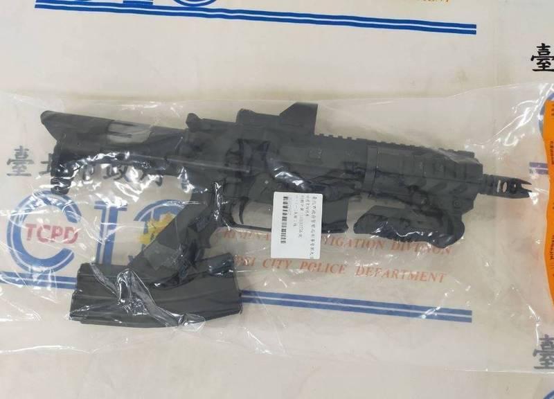 警方查扣殺傷力強大的仿製XM15-E2S步槍。(翻攝畫面)