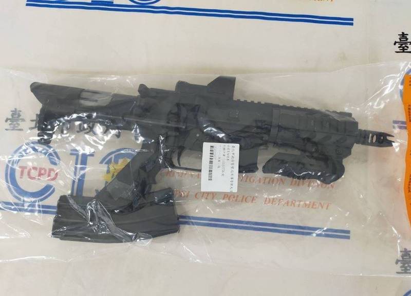 警方查扣殺傷力強大的仿製XM15-E2S步槍。（翻攝畫面）