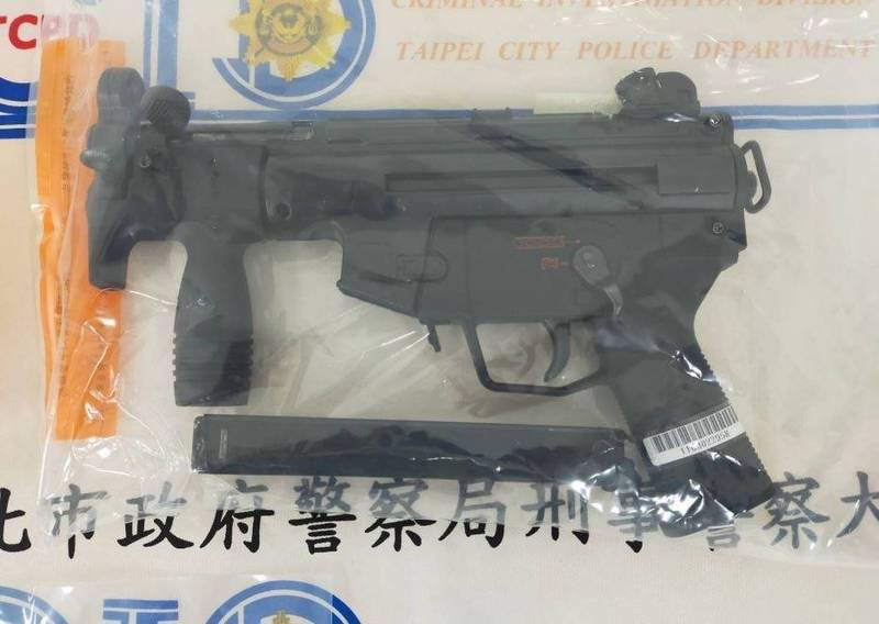 林姓角頭持有的仿製MP5衝鋒槍，殺傷力不亞於原廠制式槍械。（翻攝畫面）