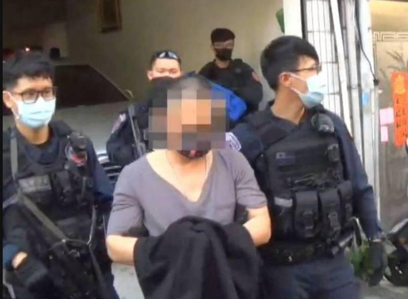 警方將林姓角頭老大(中)移送法辦。(翻攝畫面)